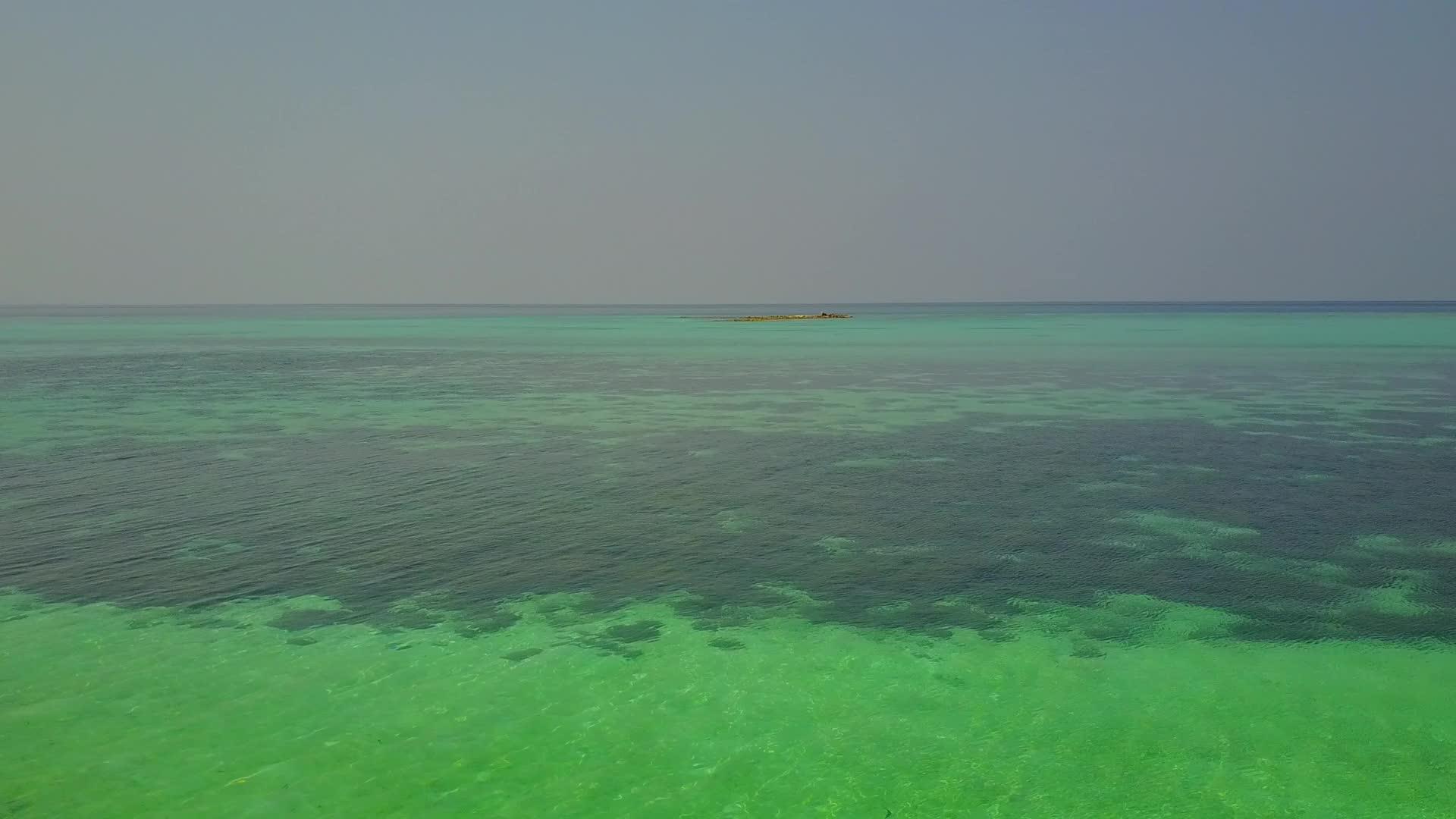 以浅环礁湖和白色沙滩为背景拍摄美丽的度假胜地海滩视频的预览图