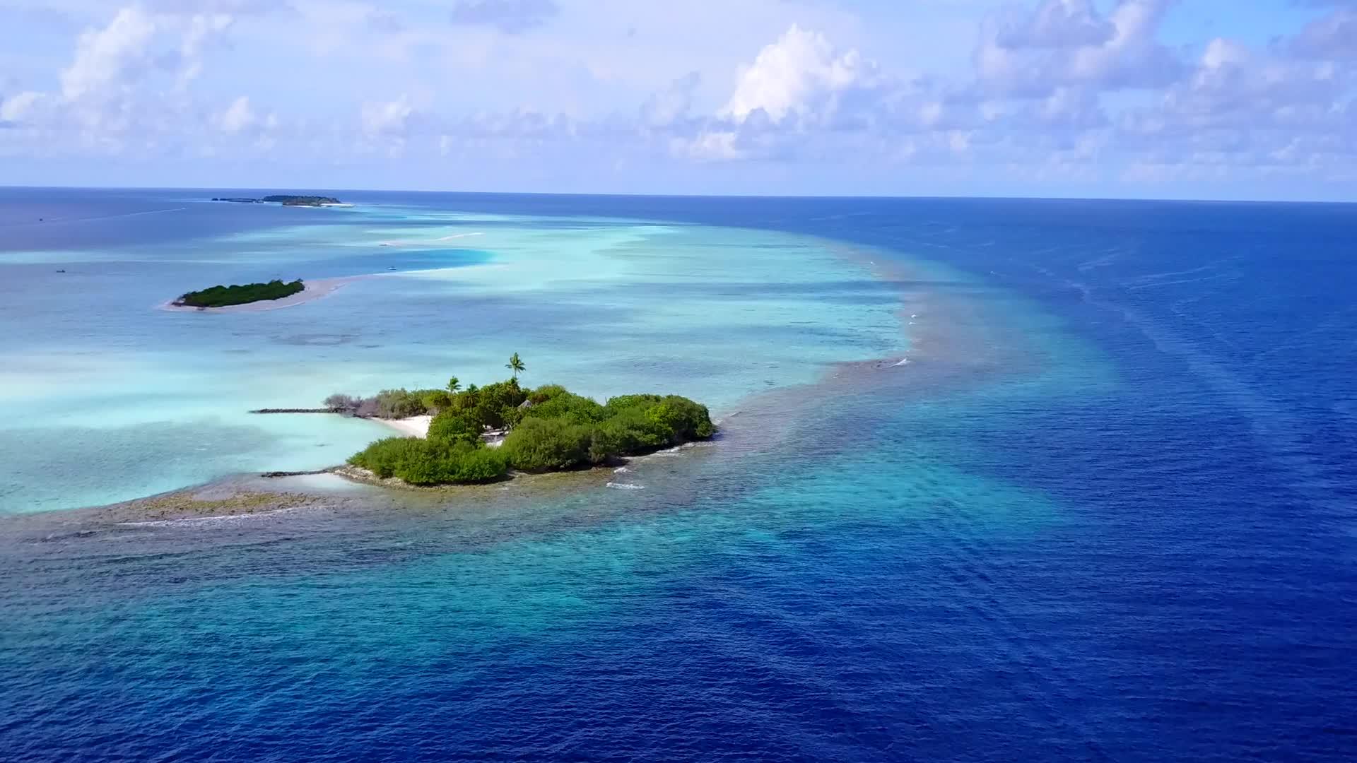 在蓝色绿色海洋和白色海滩的背景下 乘坐豪华环礁湖海滩视频的预览图