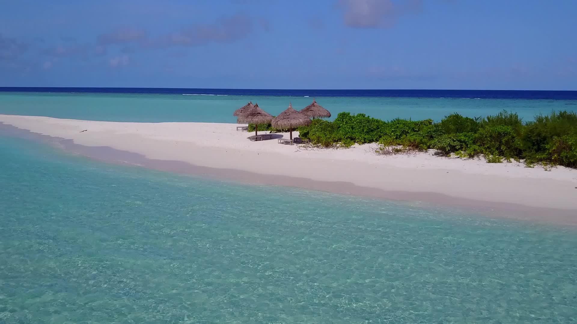美丽的度假胜地海滩野生丽度假胜地和白沙为背景视频的预览图