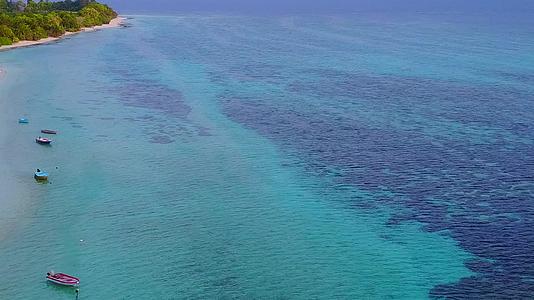 环礁海滩的断裂场景以蓝环礁湖和白色沙滩为背景视频的预览图