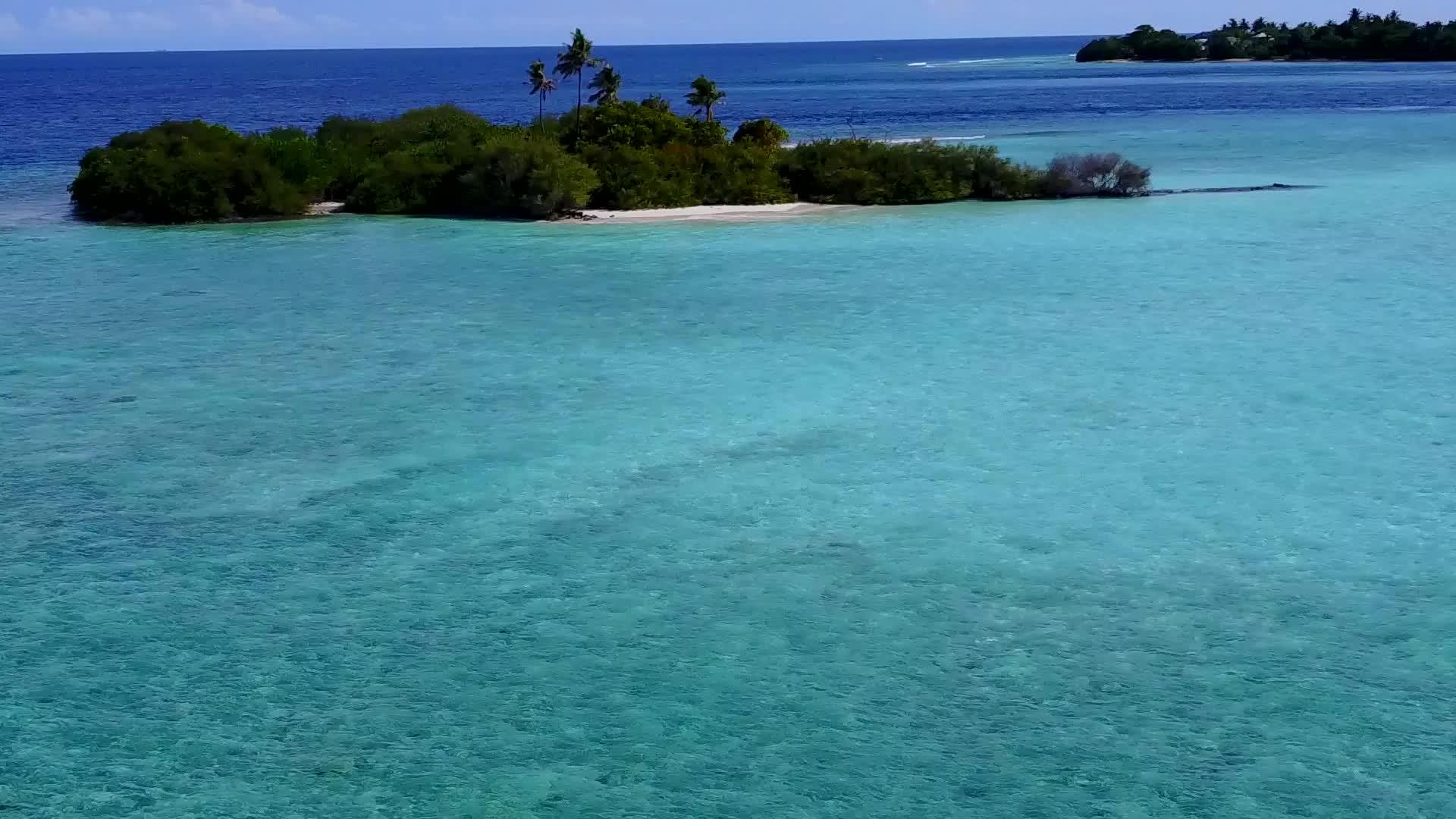 异国情调的环礁湖海滩时间采用蓝水和白沙背景的蓝水视频的预览图