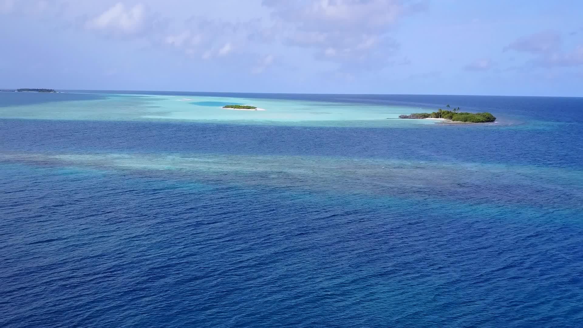 热带旅游海滩探索热带无人驾驶飞机摘要蓝海与白色海滩视频的预览图