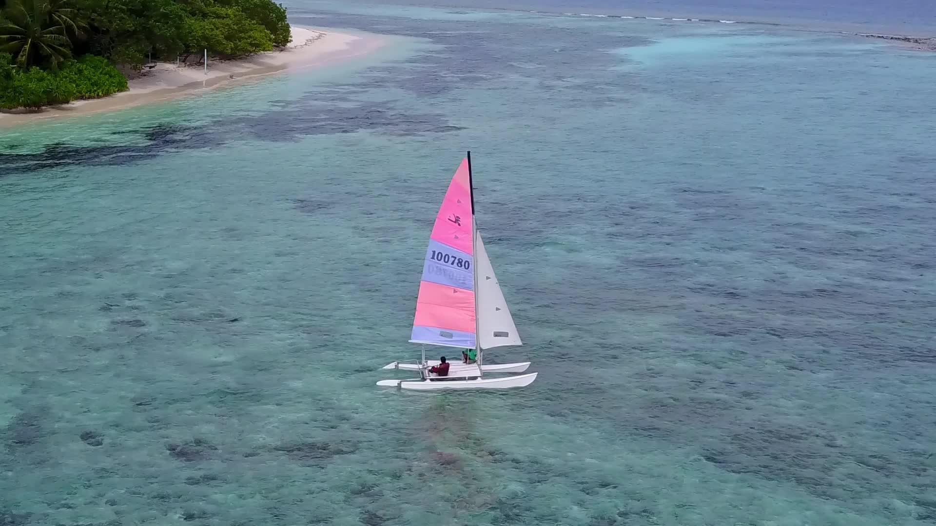 田园诗般的岛屿海滩冒险无人机空中海景由白色海滩背景视频的预览图