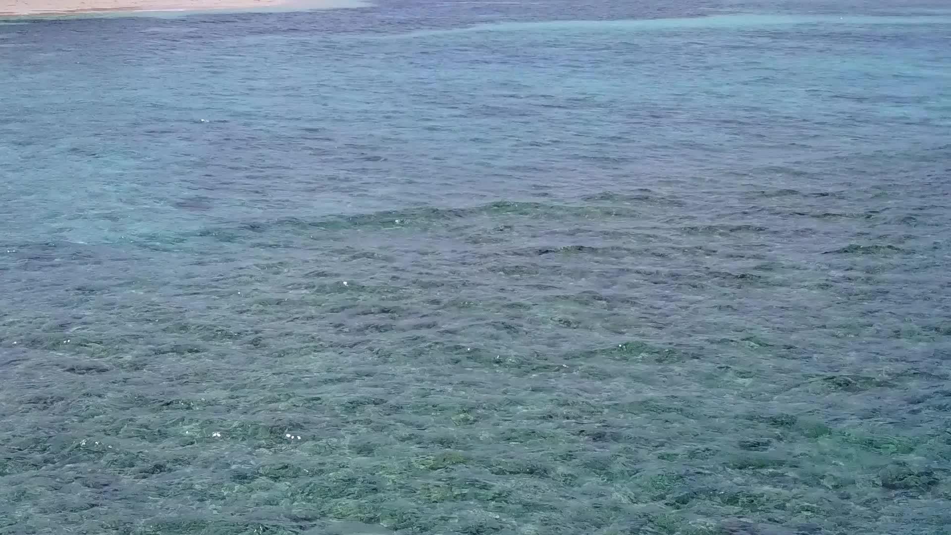 白沙背景绿松石海水泻湖海滩度假无人机空中风景视频的预览图