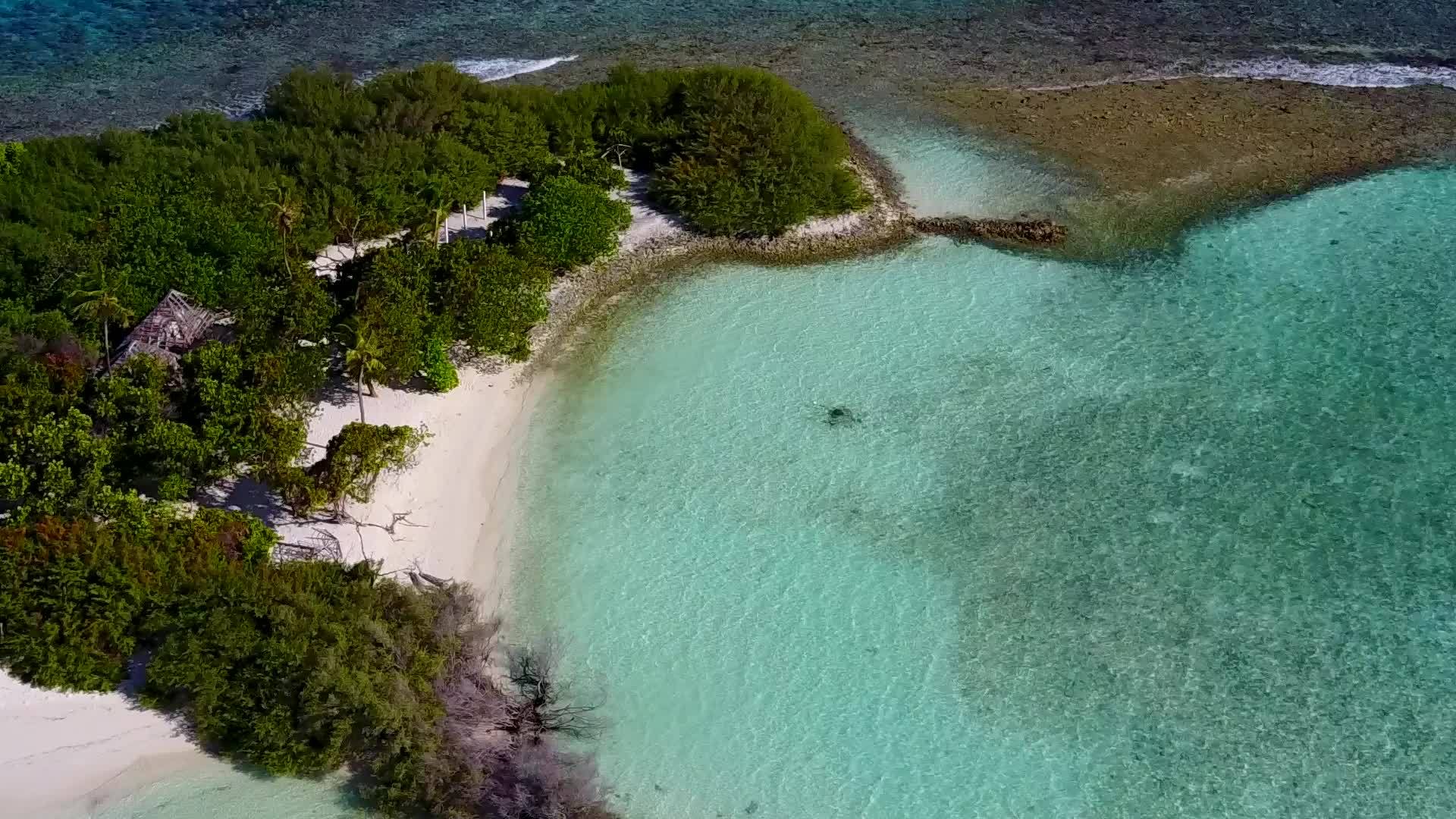 白沙背景蓝色泻湖热带度假海滩时间无人机旅行视频的预览图