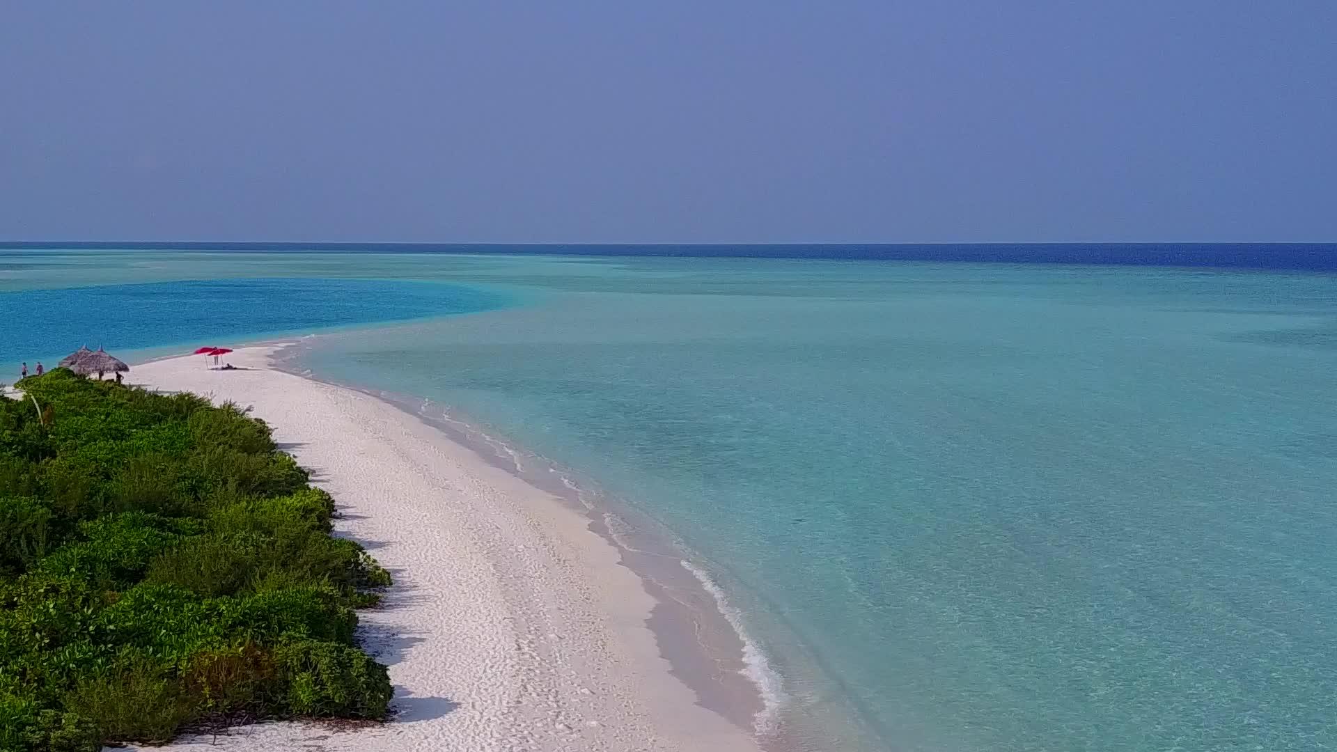 天堂海景海滩度假无人机全景绿松石水和白沙视频的预览图