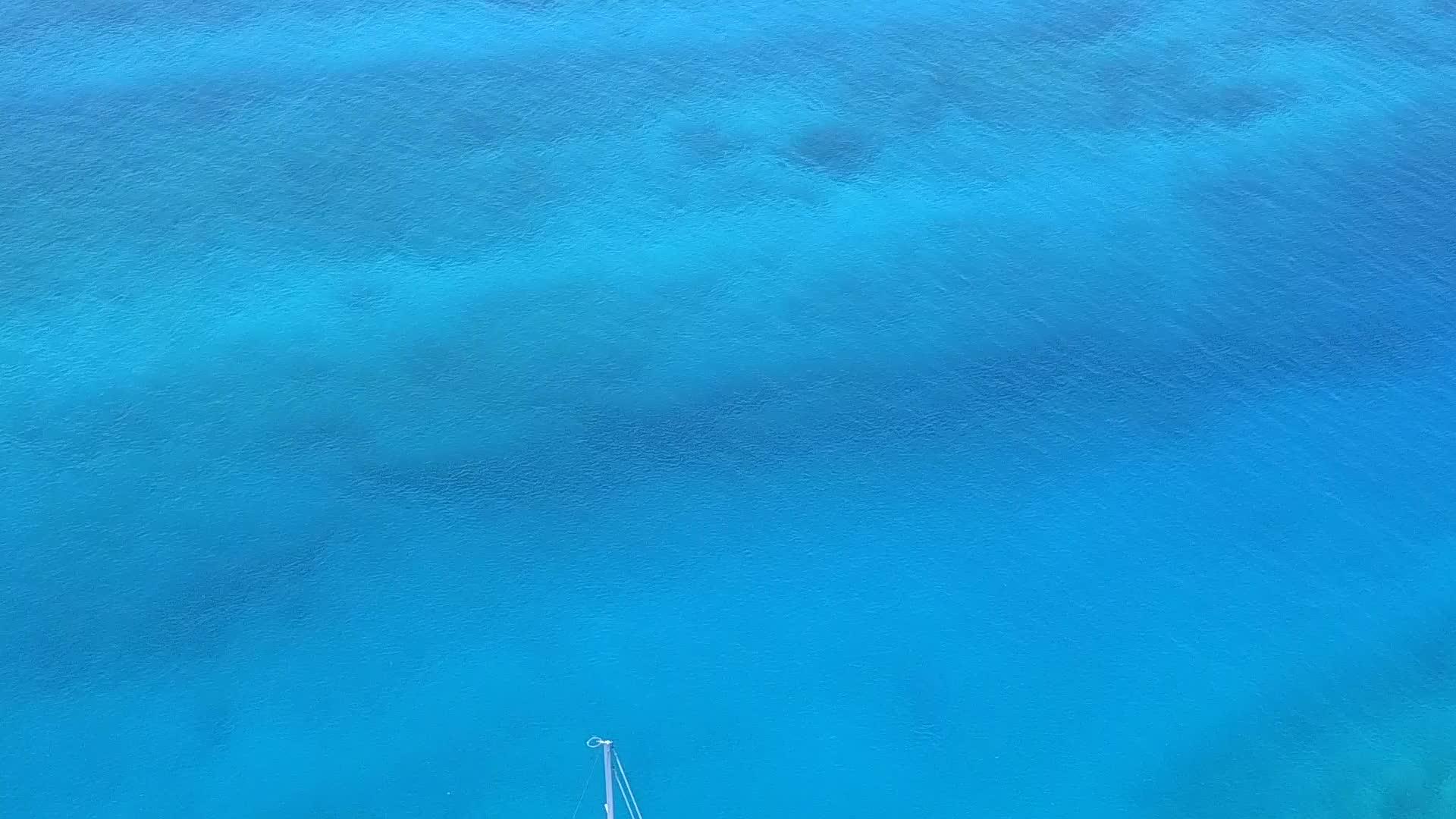 空中无人飞机的场景展示了海湾海滩的完美之旅视频的预览图
