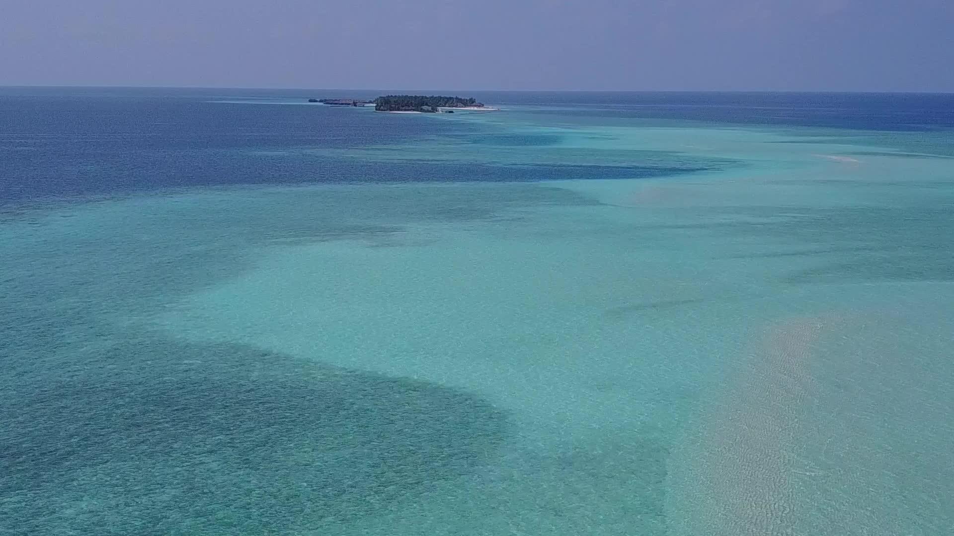 绿水和白沙环礁湖海滩度假日无人驾驶视频的预览图