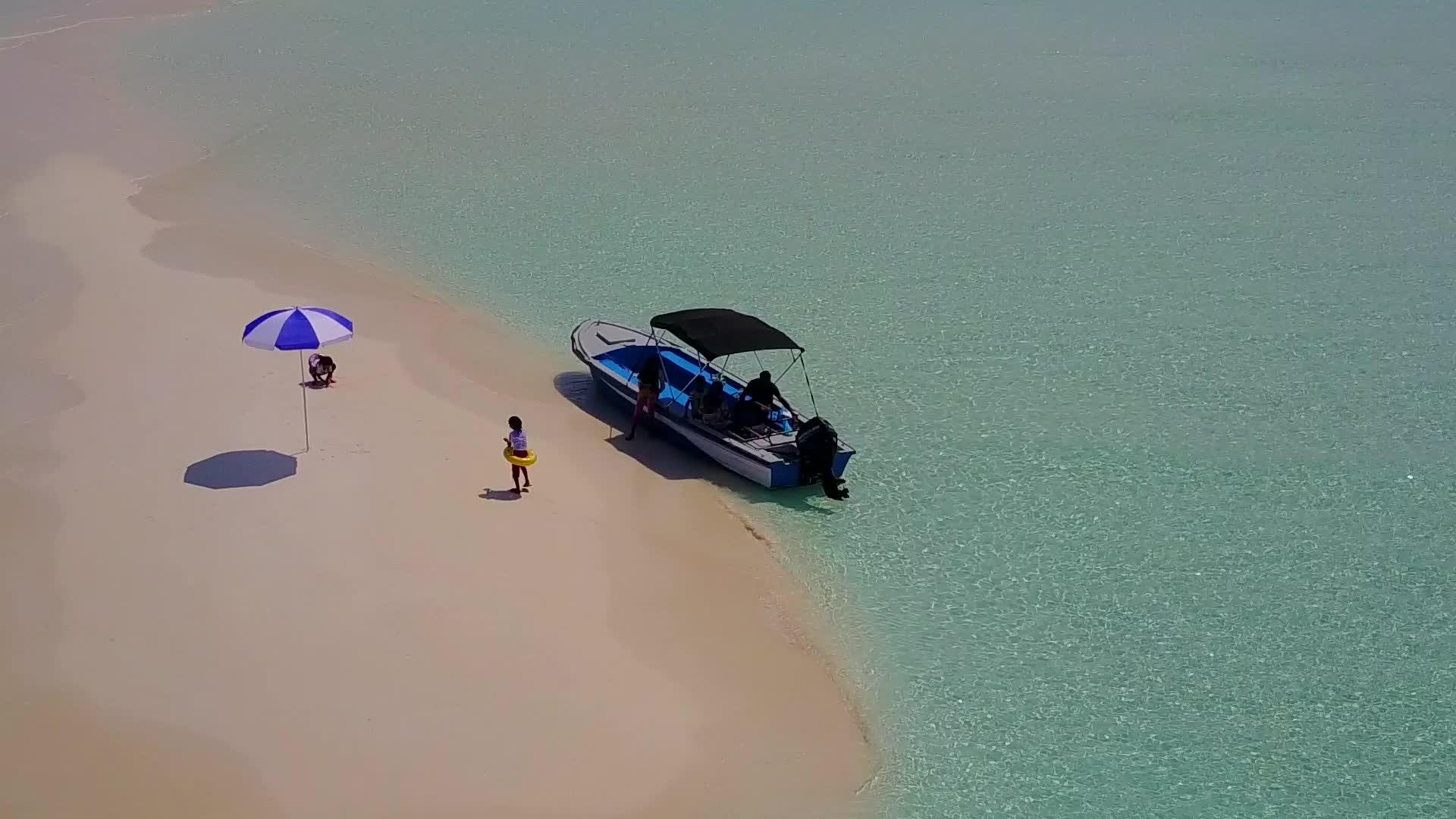 蓝水白沙背景下的热带海景海滩时间鸟瞰视频的预览图