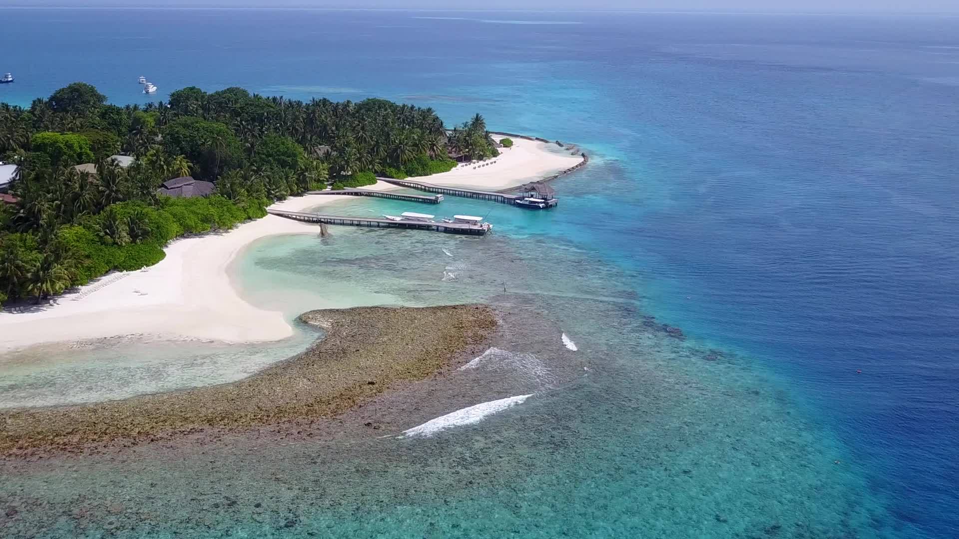 蓝绿色的水和白色的沙子背景是田园诗般的海岸海滩度假全景视频的预览图