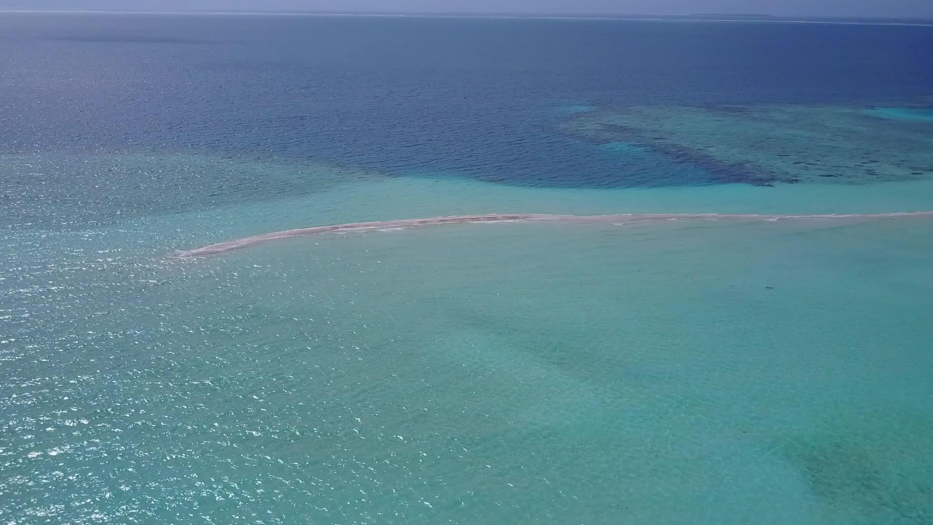 无人驾驶飞机以透明海洋和白色海滩为背景在度假胜地视频的预览图