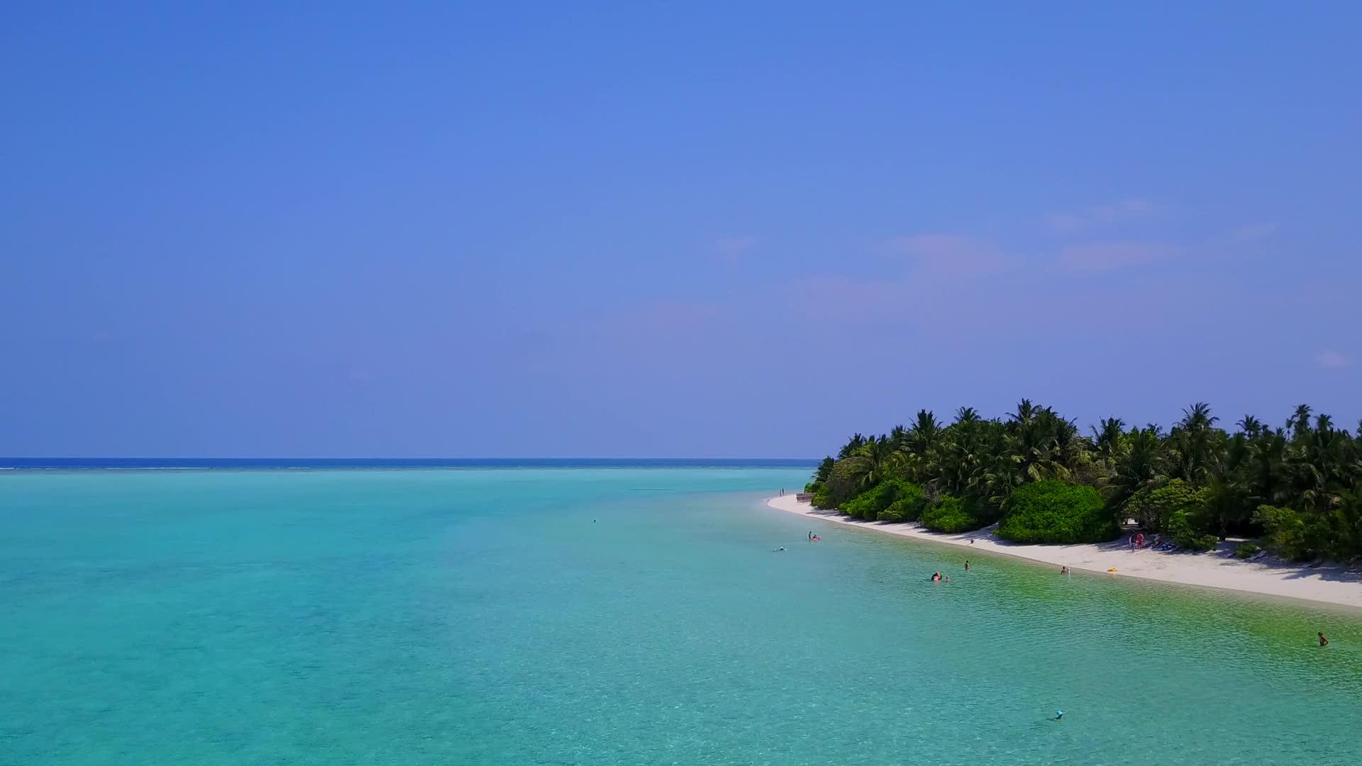 在蓝色环礁湖的白色沙土背景下在安静的环礁海滩上航行视频的预览图