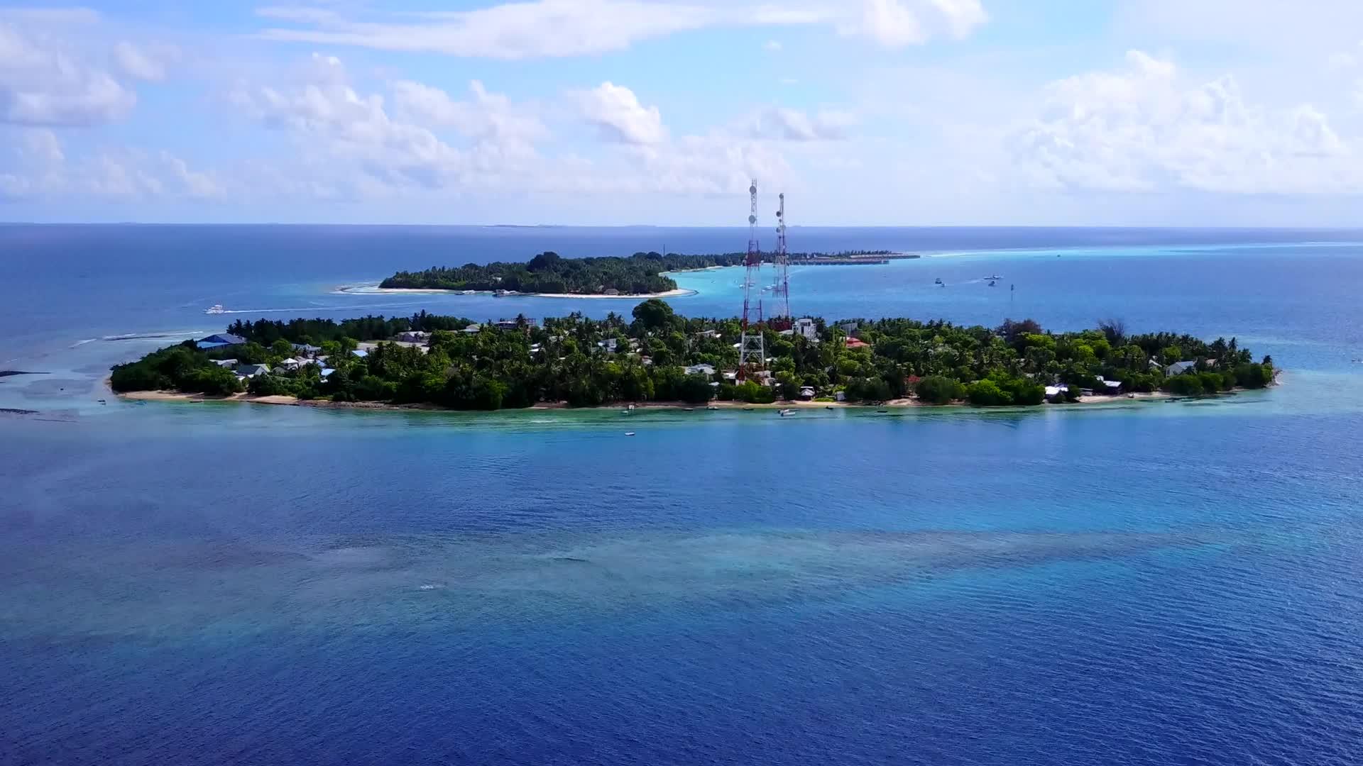 热带海岸线海滩航程以白色沙土为背景的蓝色环礁湖视频的预览图