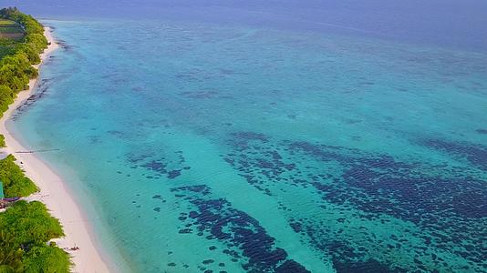 完美的海岸海滩时间旅行清洁沙土背景的清澈环礁湖视频的预览图