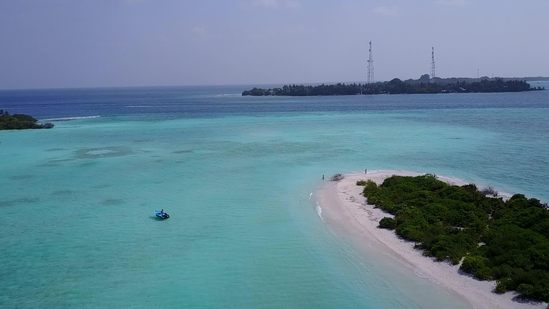 在清澈的海洋和白色海滩的背景下热带岛屿海滩度假的空中无人机视频的预览图