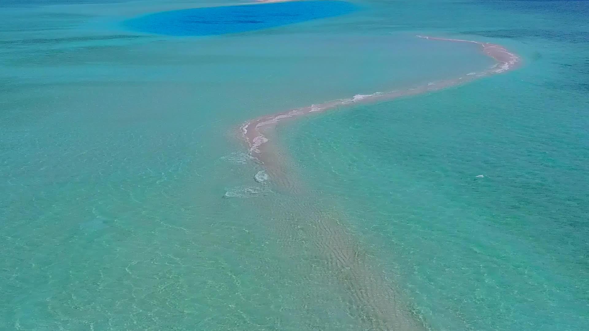海滨海滩、海滨海滩和浅沙背景的海平空中海洋天空航行视频的预览图