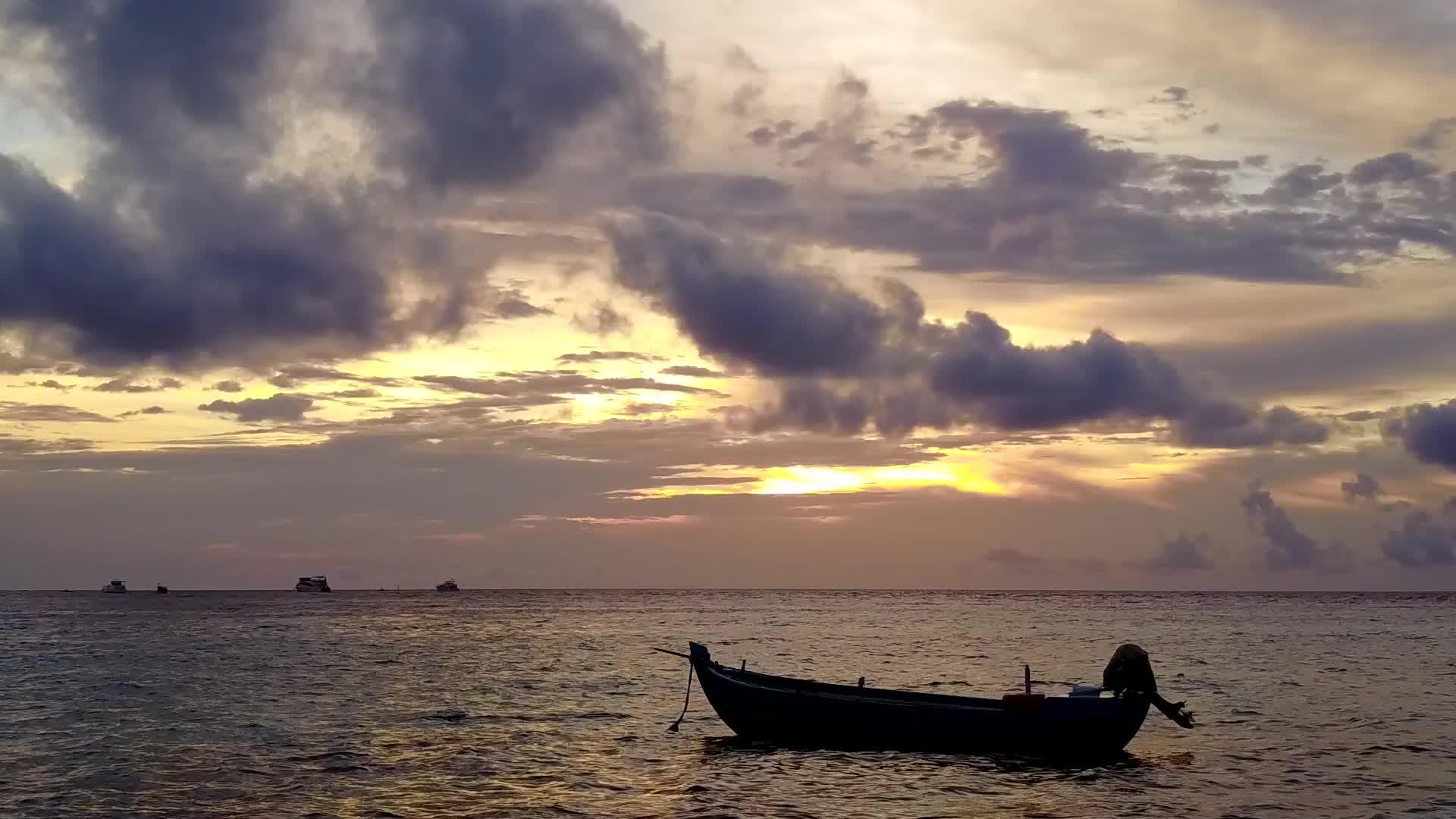 美丽的海岸海滩海风从蓝色的绿色海洋和白色的滩背景视频的预览图