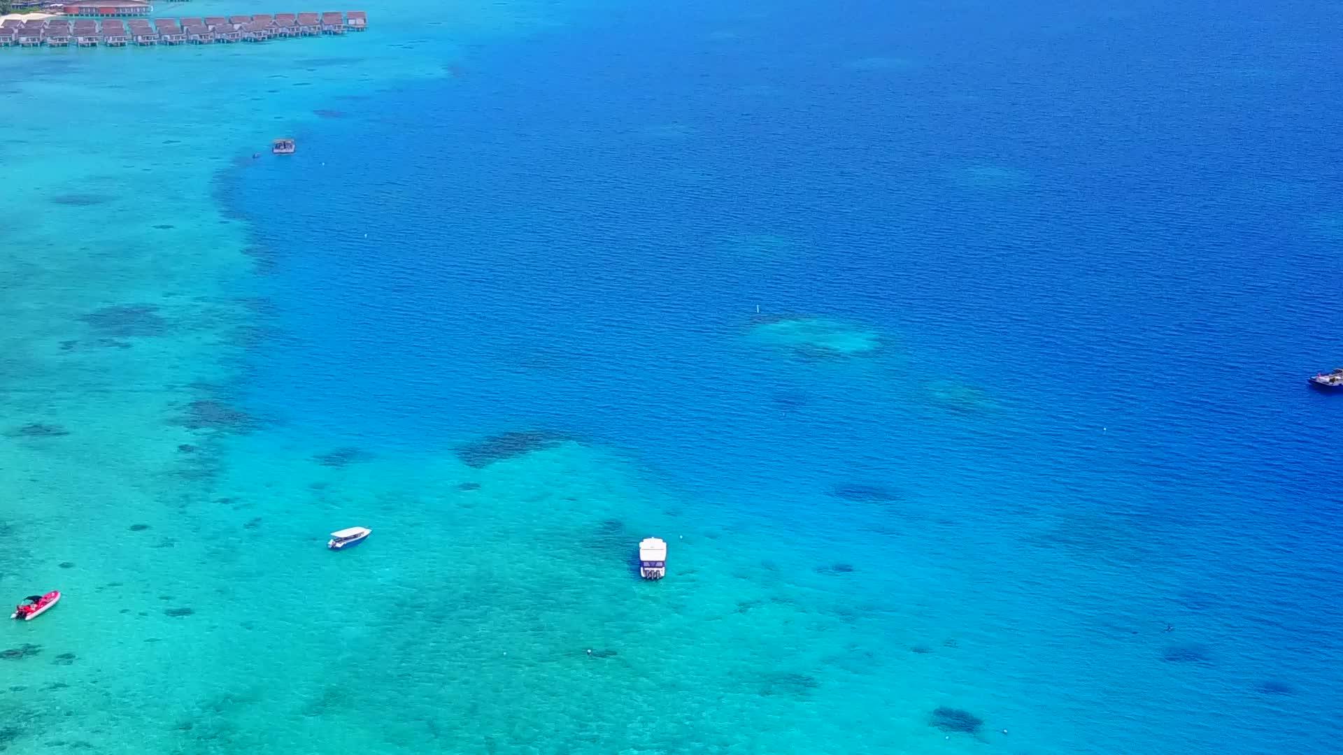 天堂海岸海滩之旅由绿宝石环礁湖和白沙背景组成视频的预览图