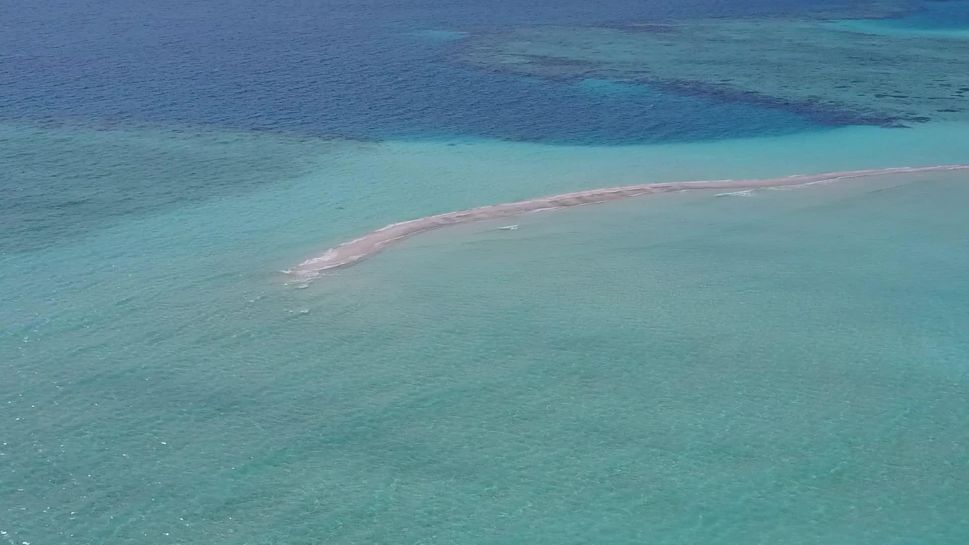 蓝水白沙背景下的无人机景观宁静的海滩旅游视频的预览图