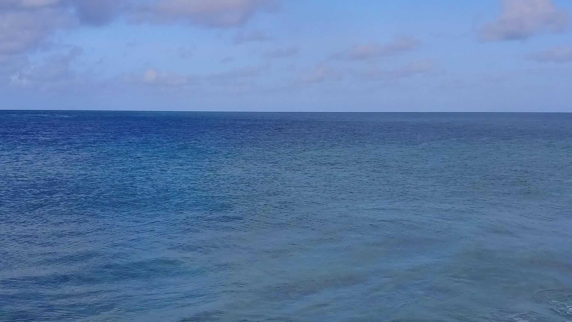 水蓝环礁湖和浅沙的背景是缓慢的海岸海滩时间视频的预览图
