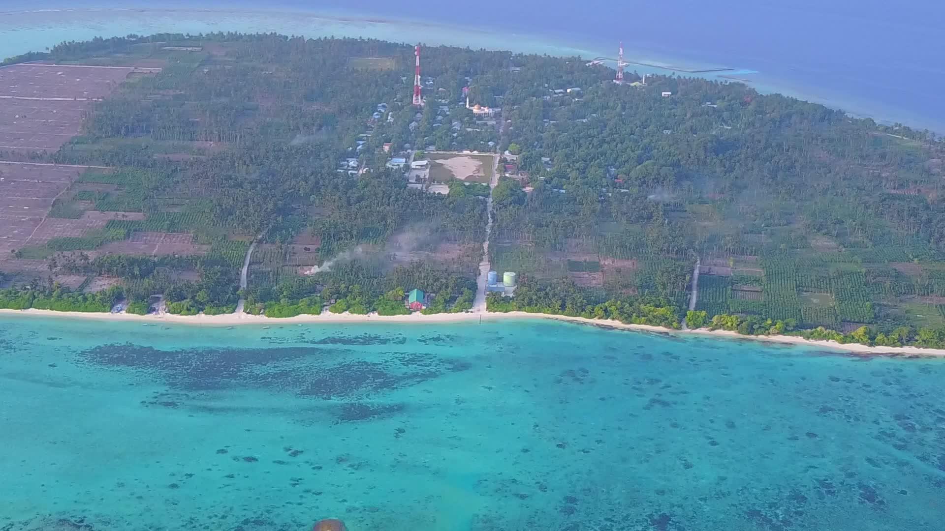 以白沙为背景的蓝海放松度假胜地海滩时间视频的预览图