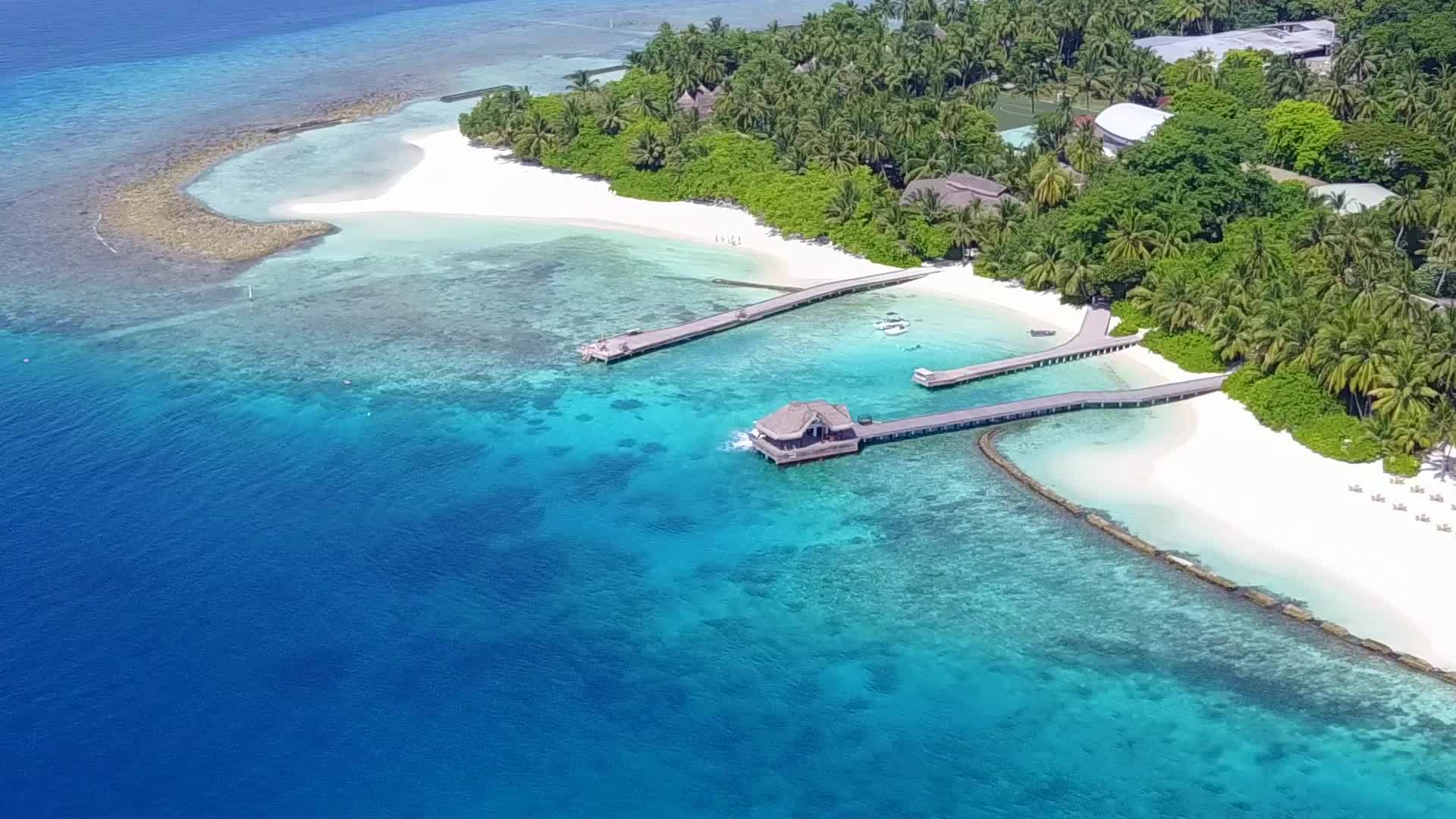 放松度假胜地海滩冒险以蓝水和白色沙底为例视频的预览图