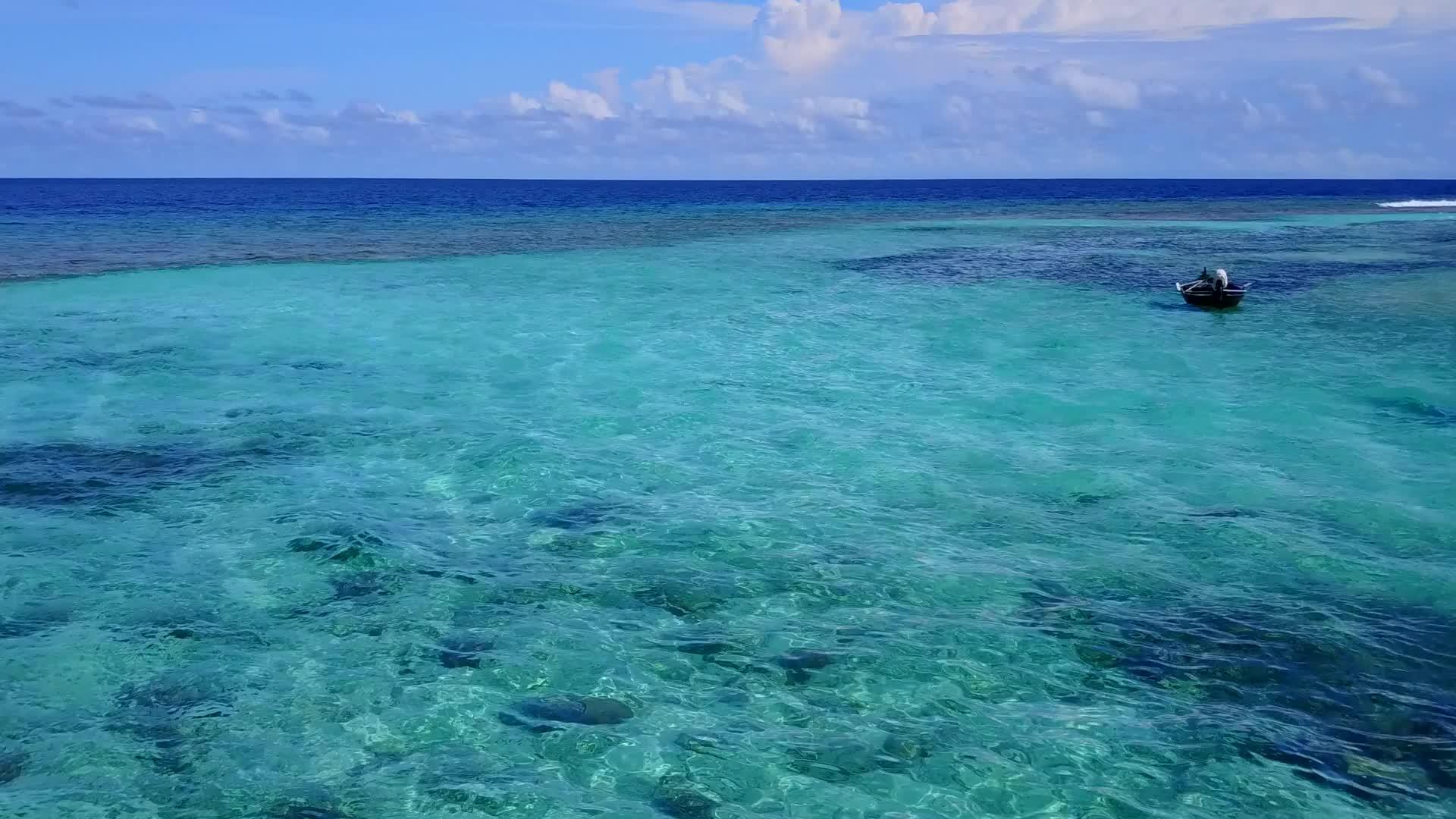 在蓝海和白色沙尘的背景下完美的无人驾驶海湾海滩航行视频的预览图
