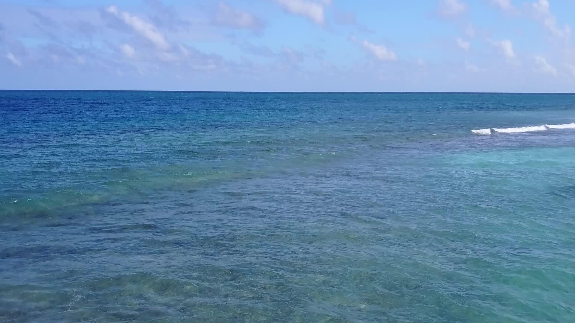 以蓝海和白沙为背景放松海岸海滩度假的空中观景模式视频的预览图