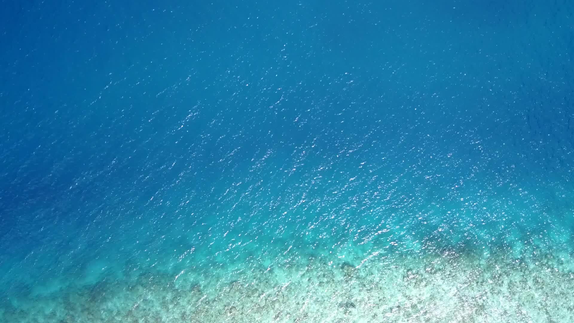 完美的海湾海滩海滩蓝色的绿色水以蓝色的绿色水和白色的沙底为背景视频的预览图