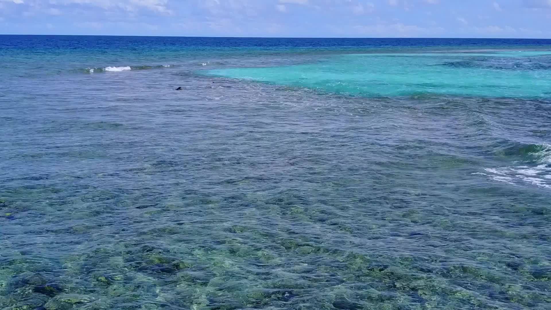 热带岛屿海滩时间为环礁湖背景透明有白色沙子视频的预览图