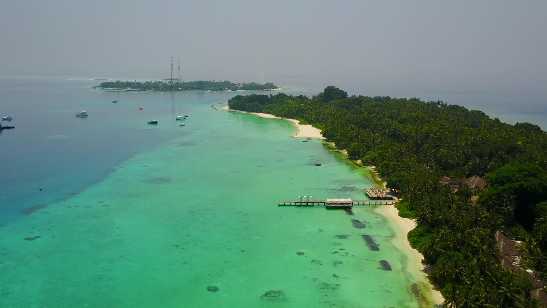 完美的沿海海滩航行蓝海航行有白色沙滩背景的白色海洋视频的预览图