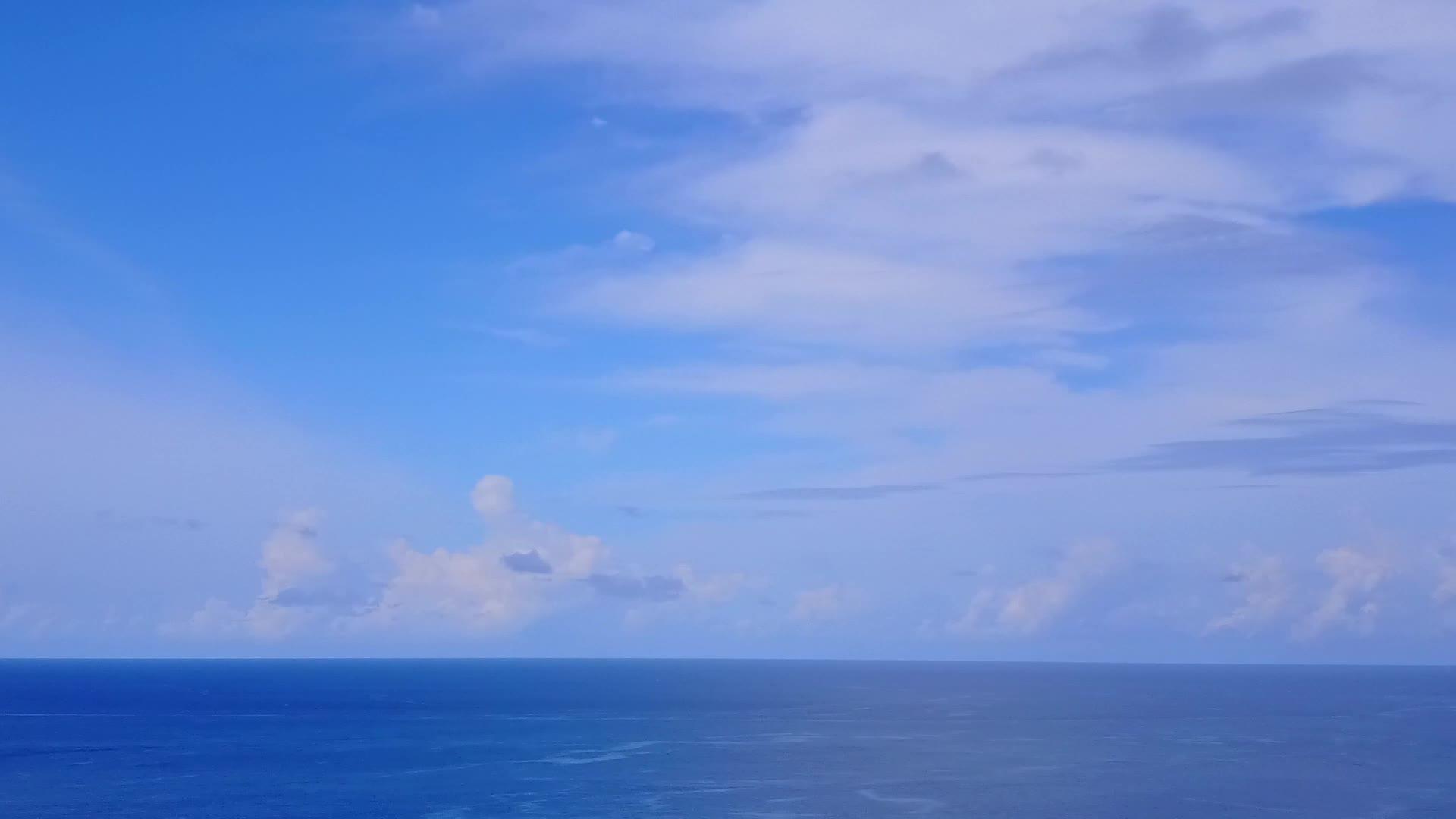 清沙背景蓝水国外度假海滩空中无人机海景视频的预览图