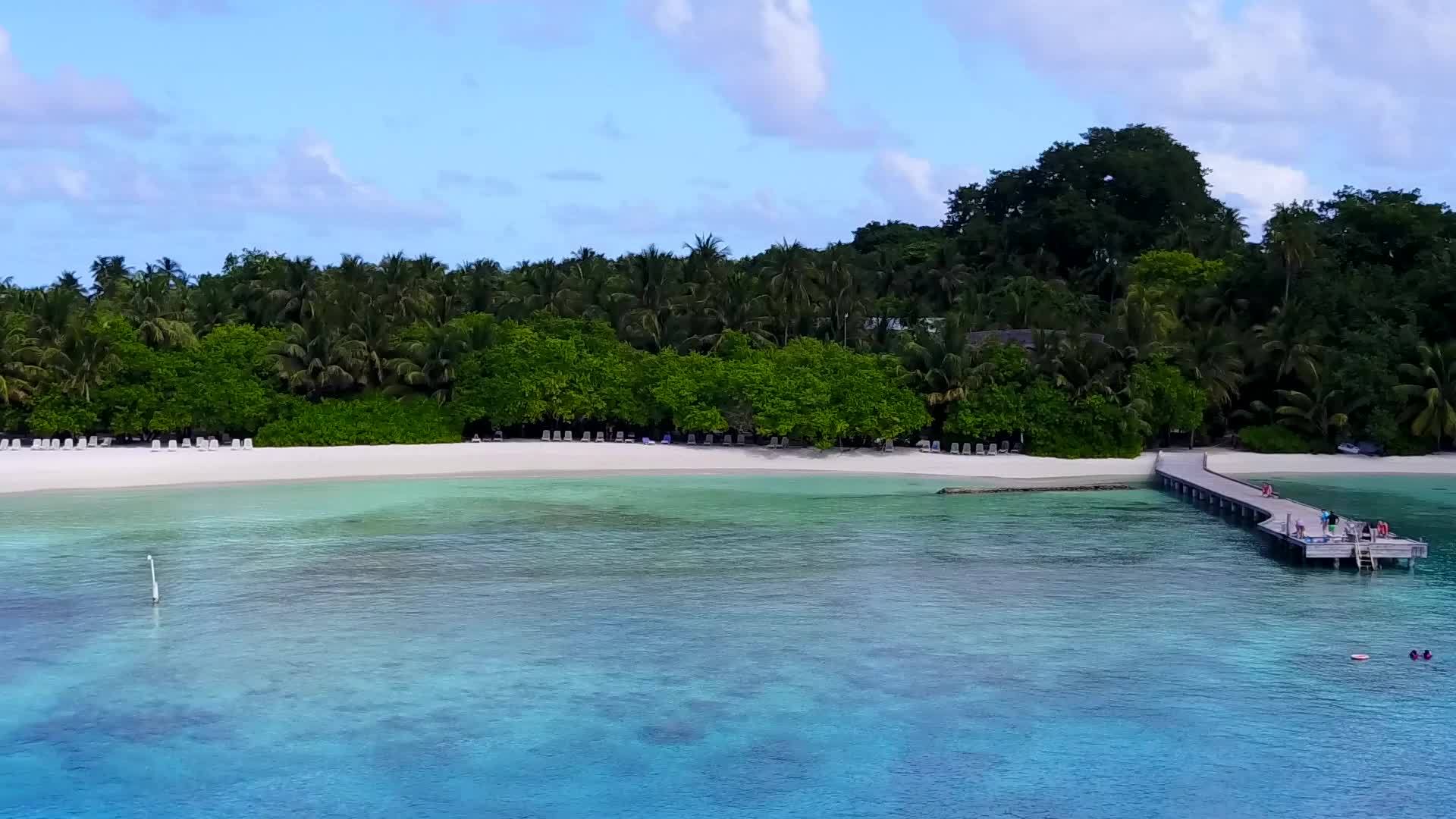蓝水和白色沙尘背景旅游海滩时间天堂无人驾驶飞行视频的预览图