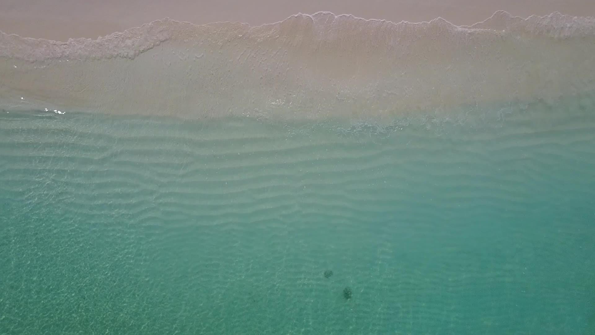 蓝海和白色海滩背景豪华环礁湖海滩假日浮质视频的预览图