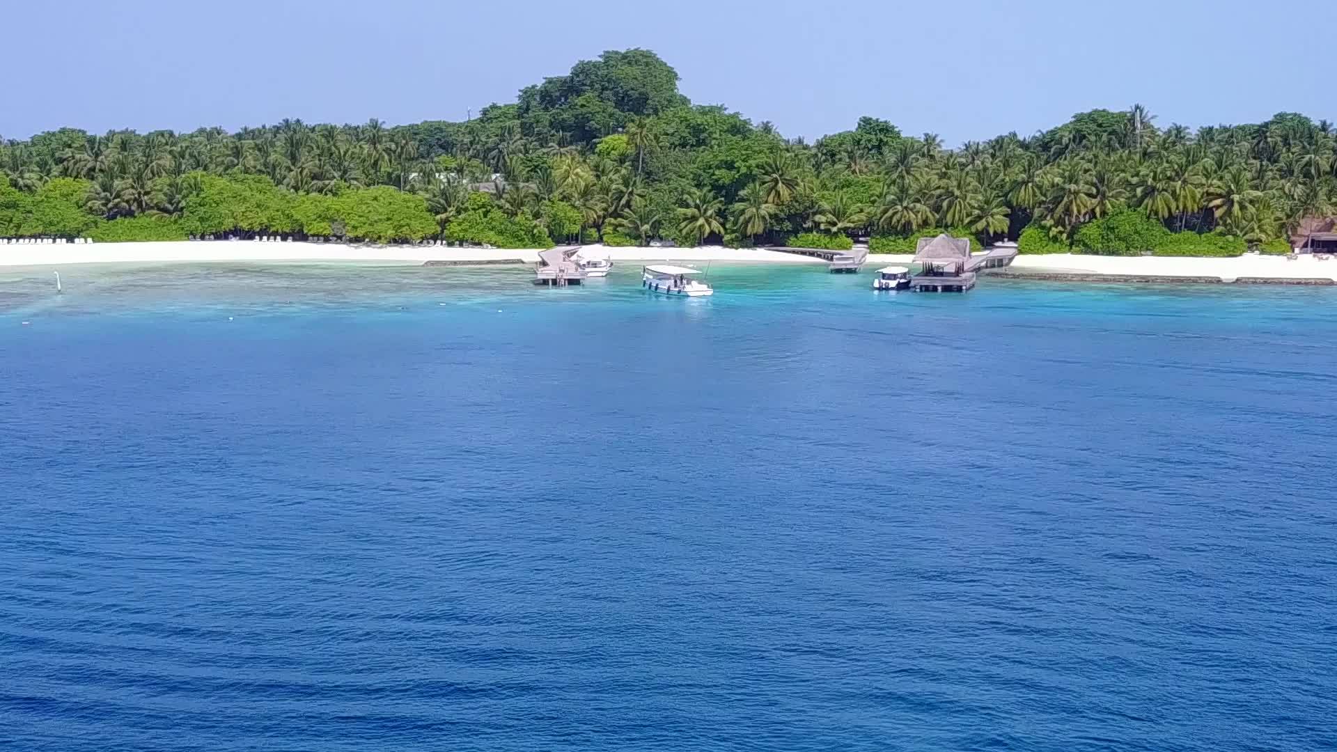 在蓝绿色海洋和白色海滩的背景下天堂海岸海滩之旅视频的预览图