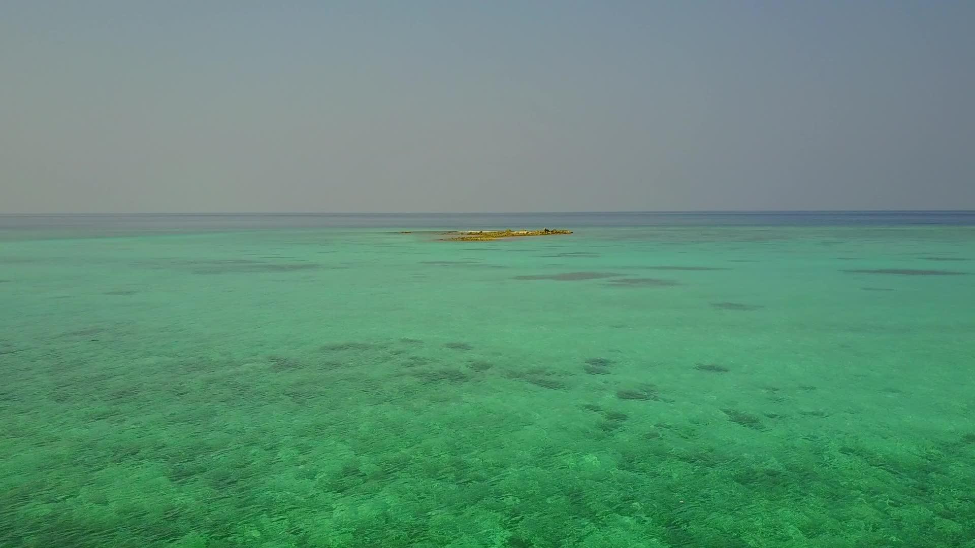 透明海白沙背景天堂海滩冒险空中无人机海景视频的预览图