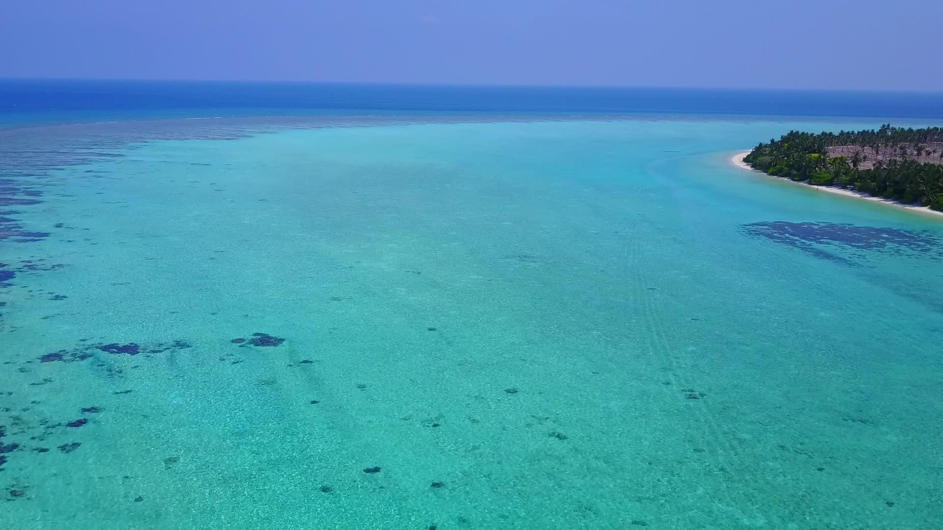蓝绿色海洋和白色海滩背景下的异国情调泻湖海滩生活方式视频的预览图