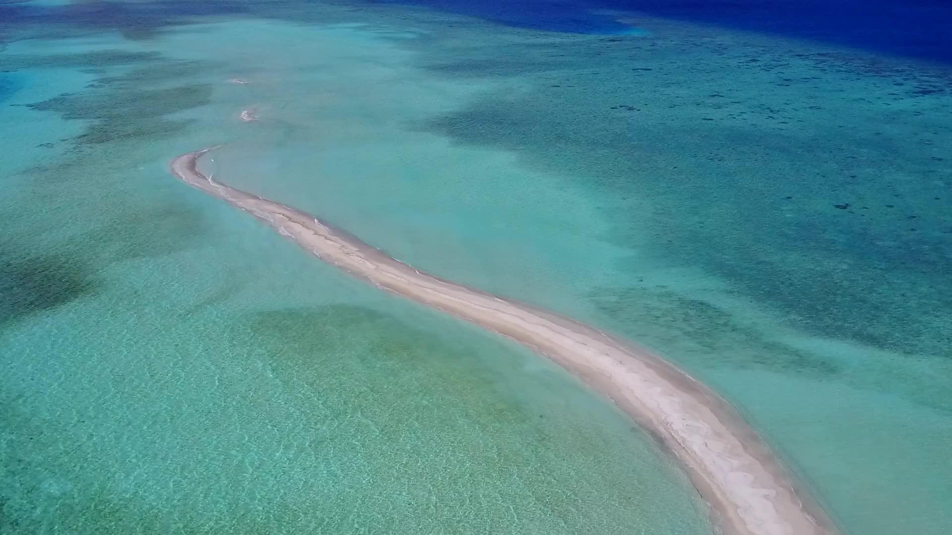 白沙底水蓝色环礁湖沿海航行天堂海岸海滩自然海滩视频的预览图