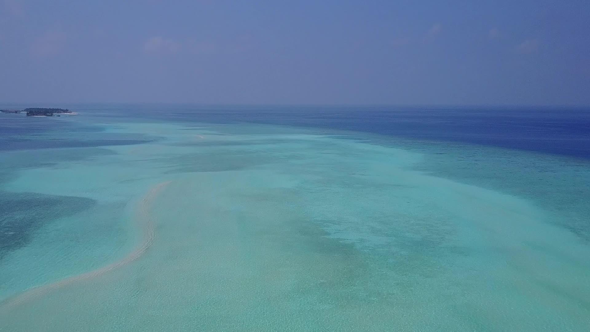 热带环礁海滩假日海平面和热带环礁海岸白沙背景视频的预览图
