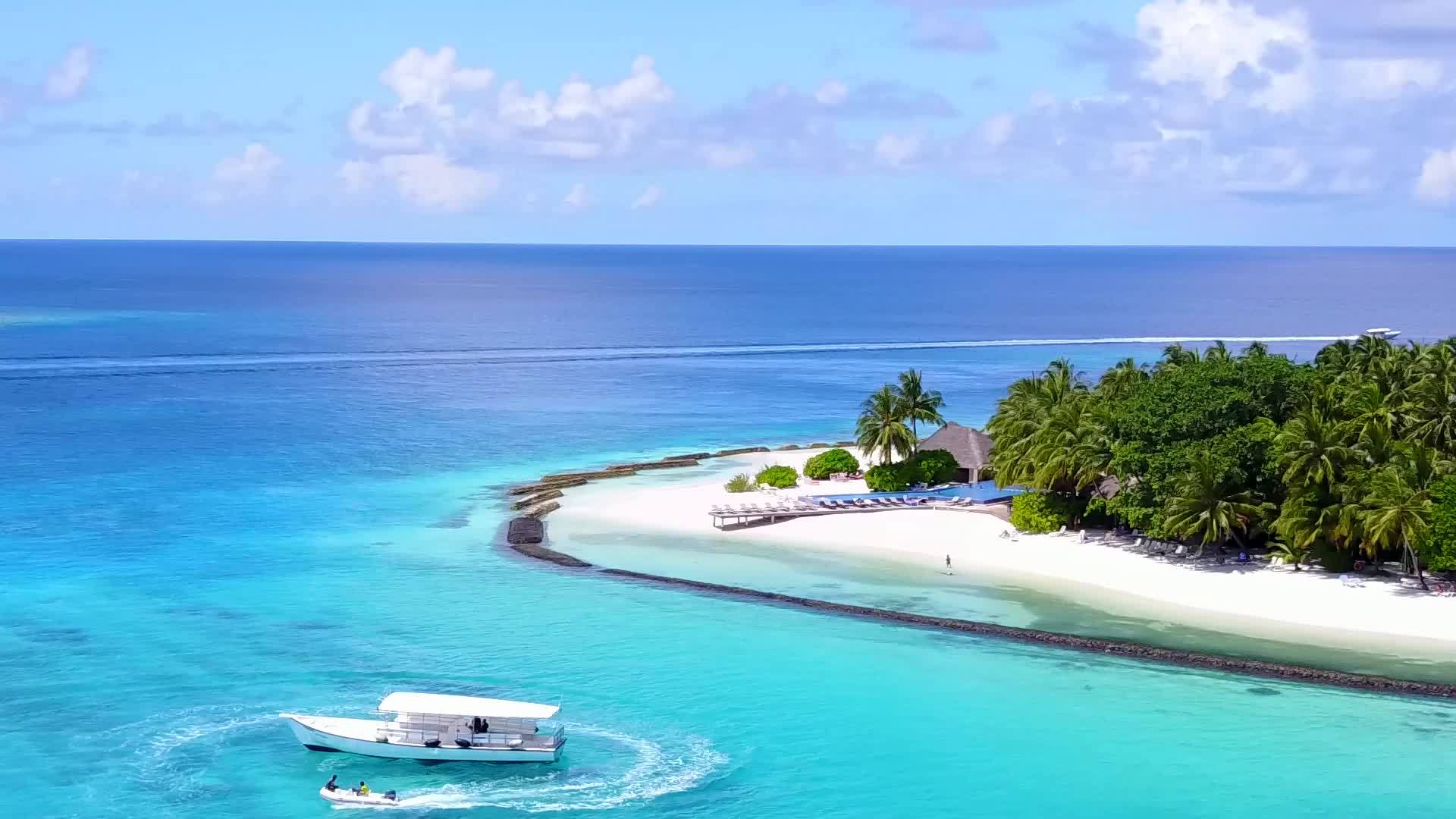 伊德利度假的背景是蓝绿色的水和清洁的沙子视频的预览图