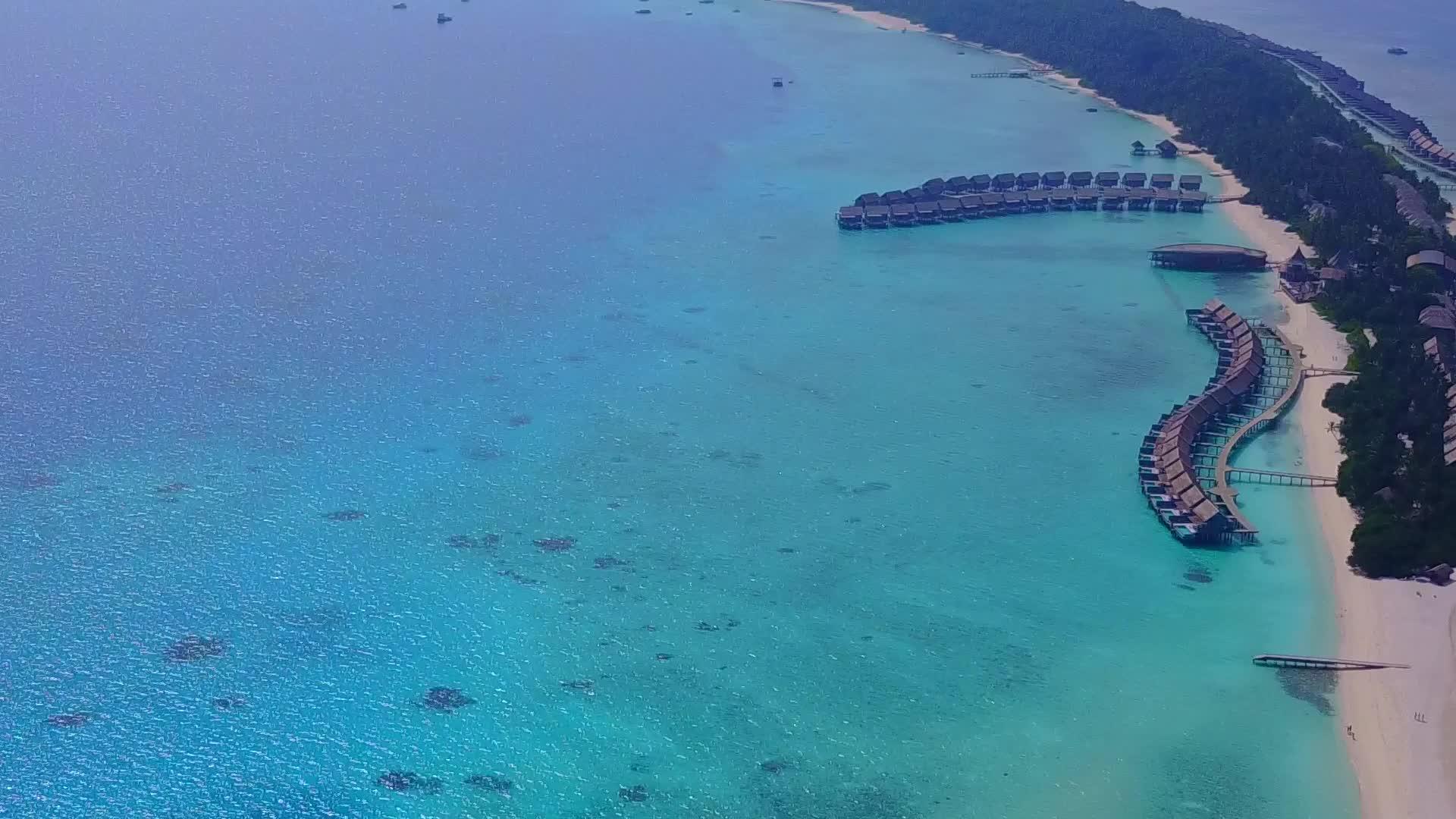 无人海和白色海滩的背景下放松海岸海滩航行的无人驾驶飞机性质视频的预览图