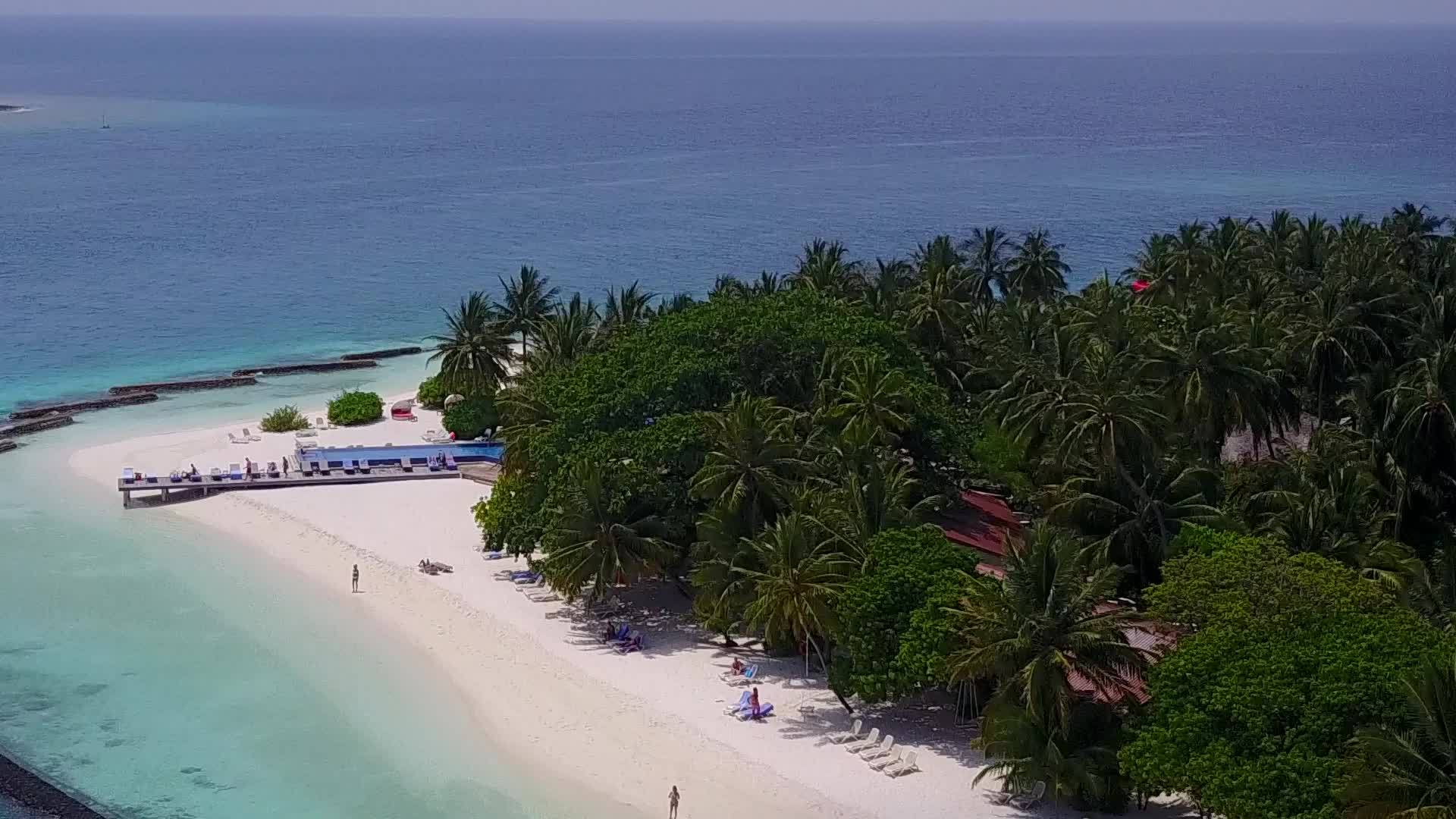 由于蓝海和白色海滩的背景豪华岛屿海滩中断了空中无人驾驶视频的预览图