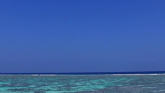 观看热带海滩假日热带海景旅游使用蓝绿水和白沙视频的预览图