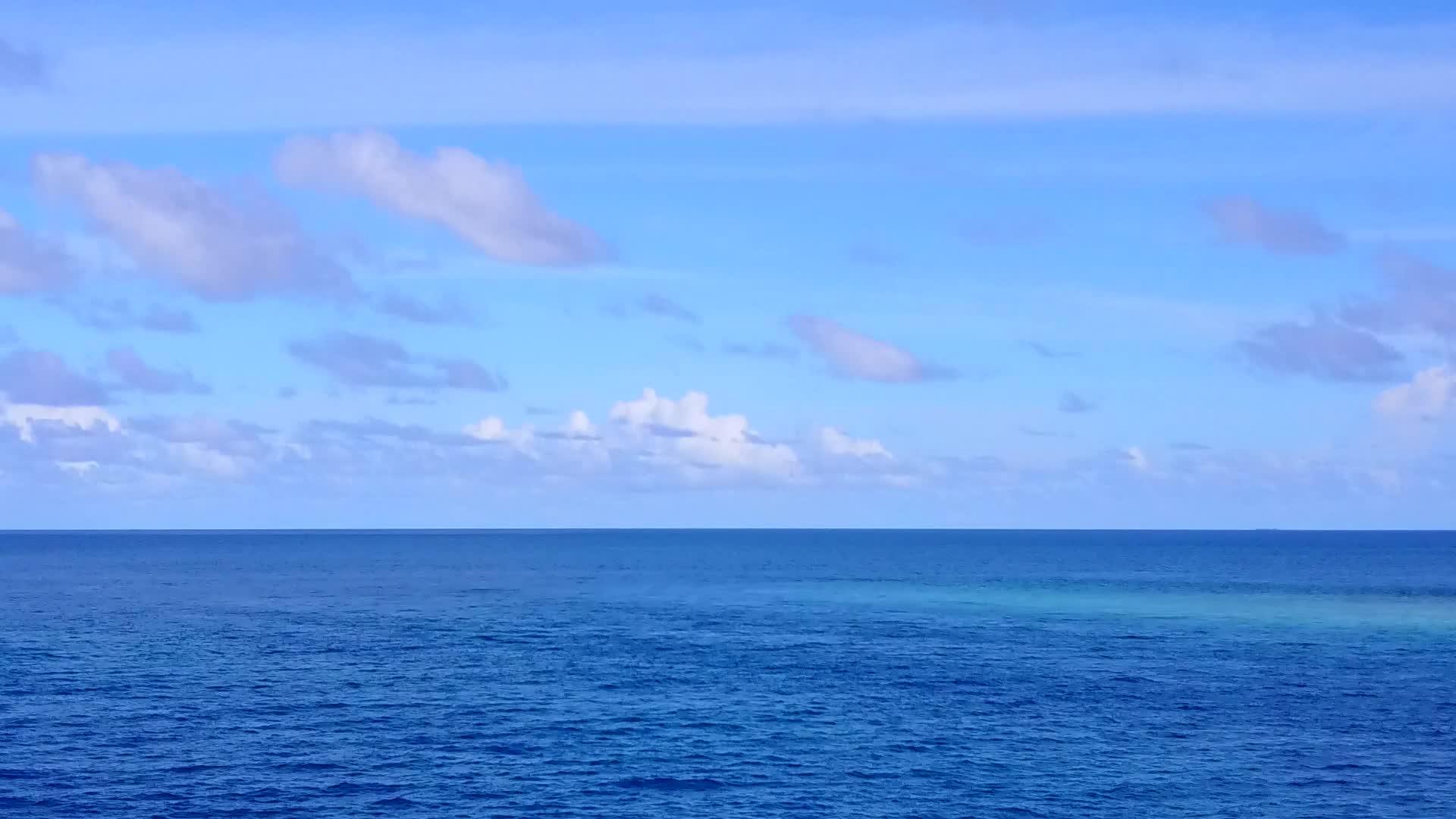 在绿松石海和干净的沙质背景下放松海湾海滩度假的无人机视频的预览图