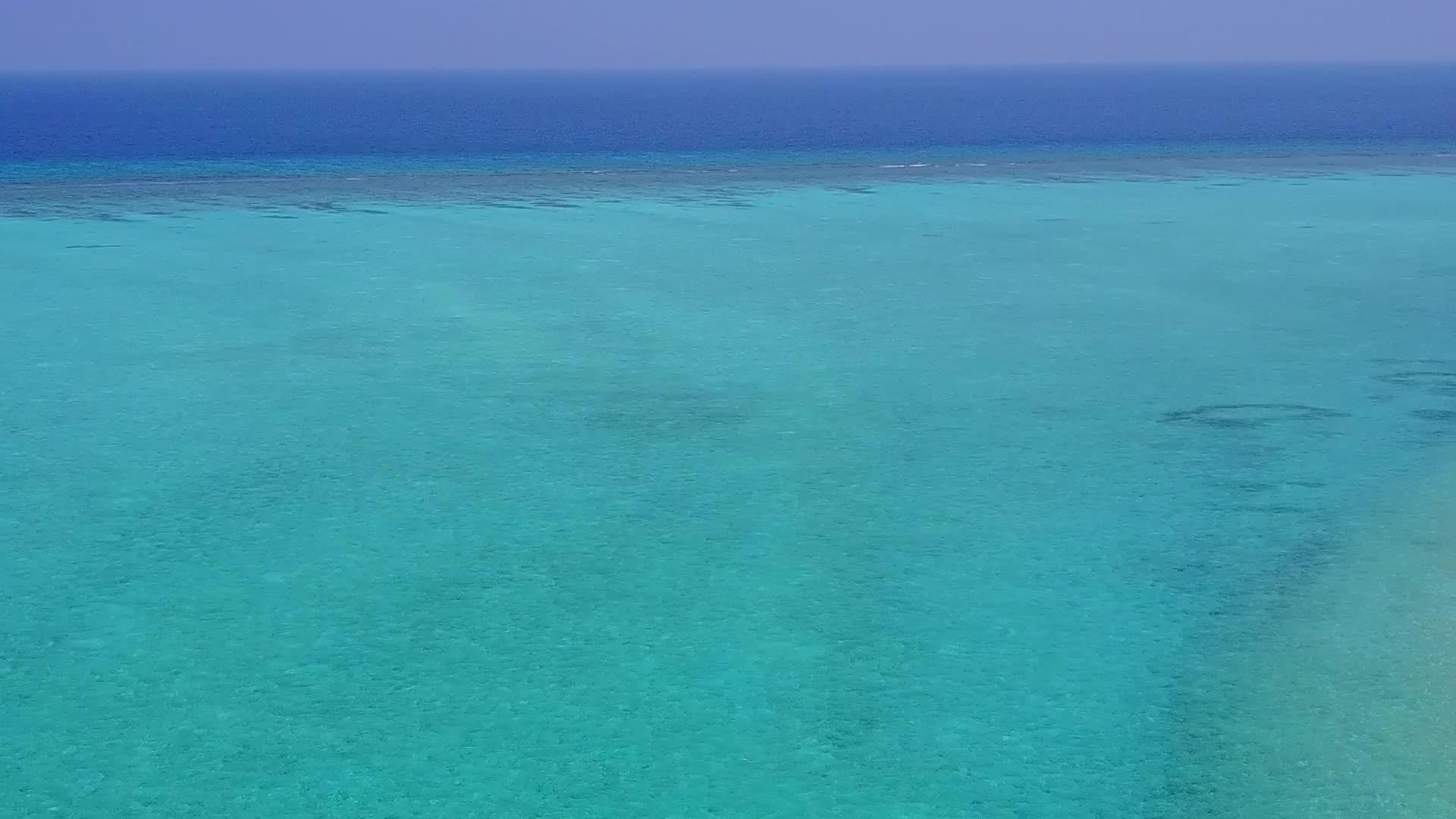 蓝色海洋和白色海滩背景的天堂度假胜地海滩假日空中无人驾驶视频的预览图
