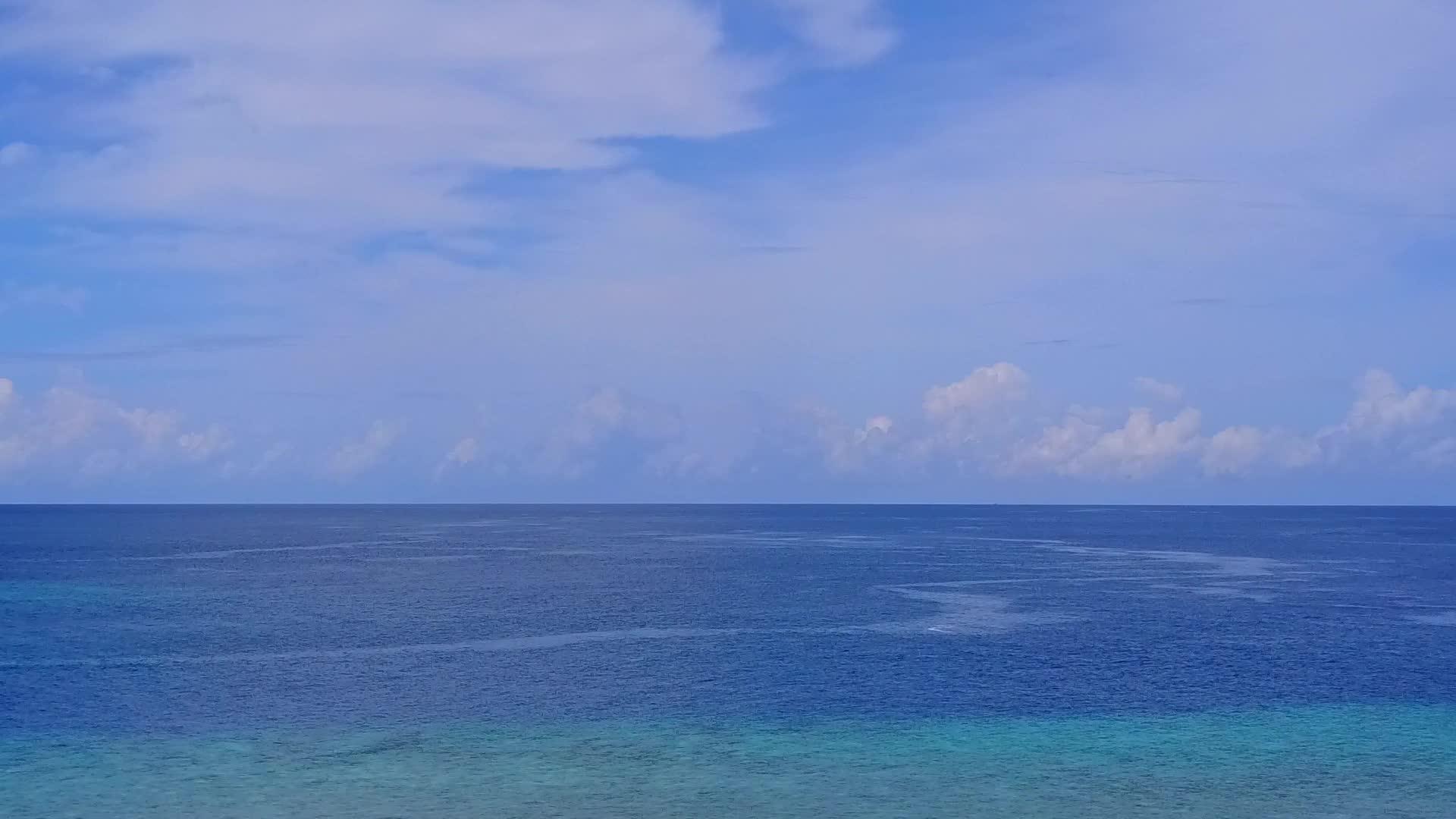 蓝色水海沿着白色沙子的背景在空中无人驾驶飞机通过白色蓝色海洋视频的预览图