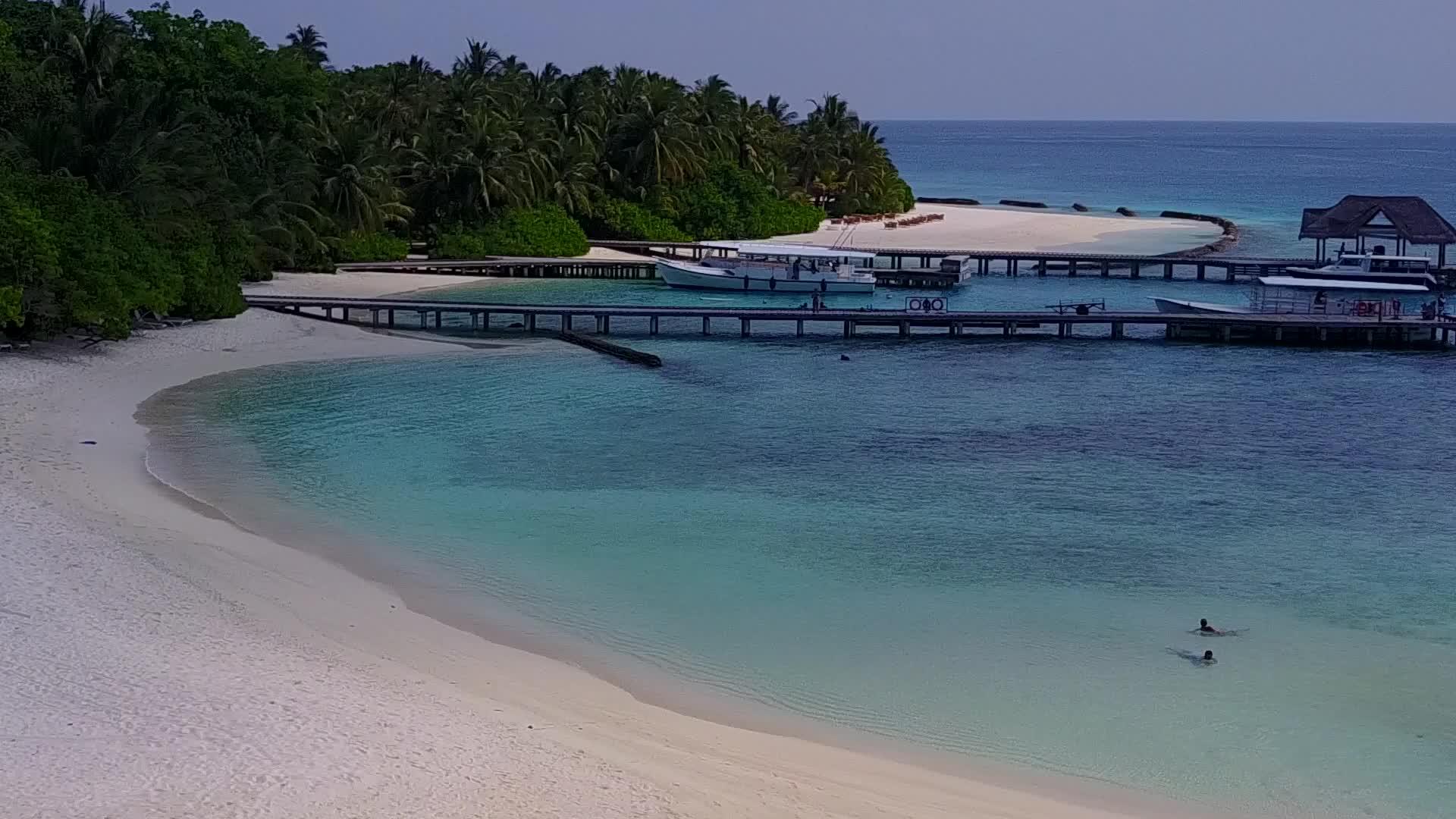 热带环礁湖海滩在蓝色绿色海洋中航行白色沙底蓝海视频的预览图