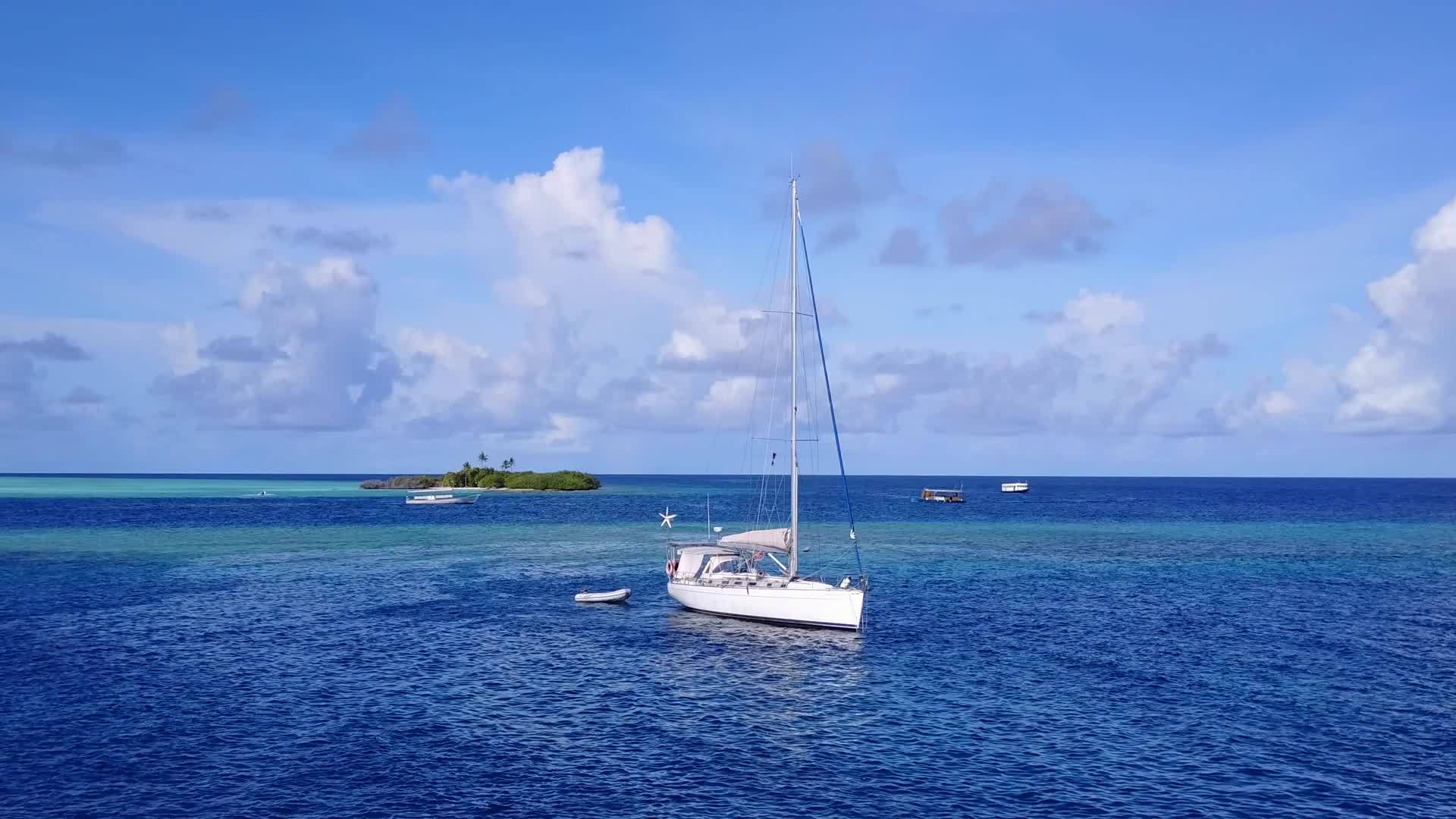 美丽的旅游海滩旅游空中无人驾驶飞机乘坐透明的白色视频的预览图