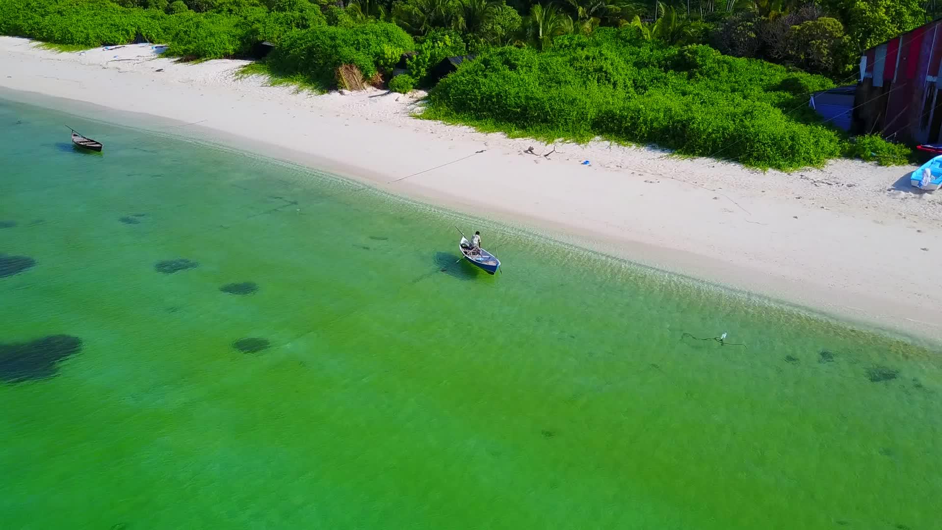 蓝洋旅游海滩生活方式采用蓝水和白沙背景的蓝水视频的预览图