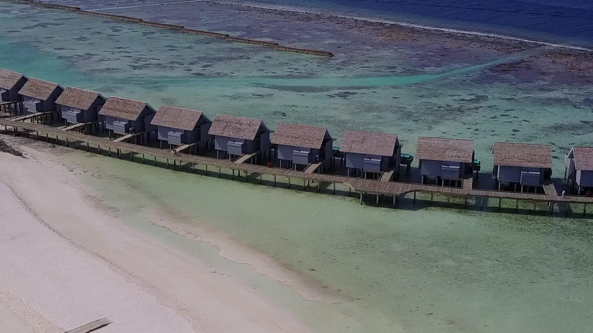 白沙底土绿石礁环礁湖长途海滩航行无人飞机视频的预览图